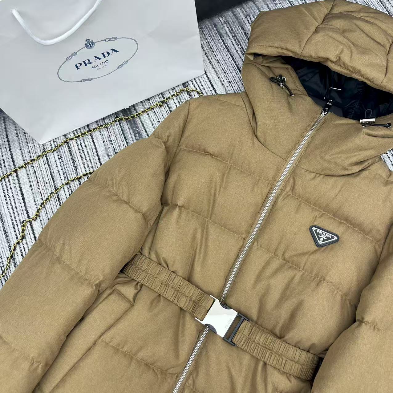 Title: P1416 Female Suit with Dust-Proof Bag from Pra* New 25-Year Collection Summary: Features long feather coats, pent-triangular dots, loose belts, and 90 - 图片 3