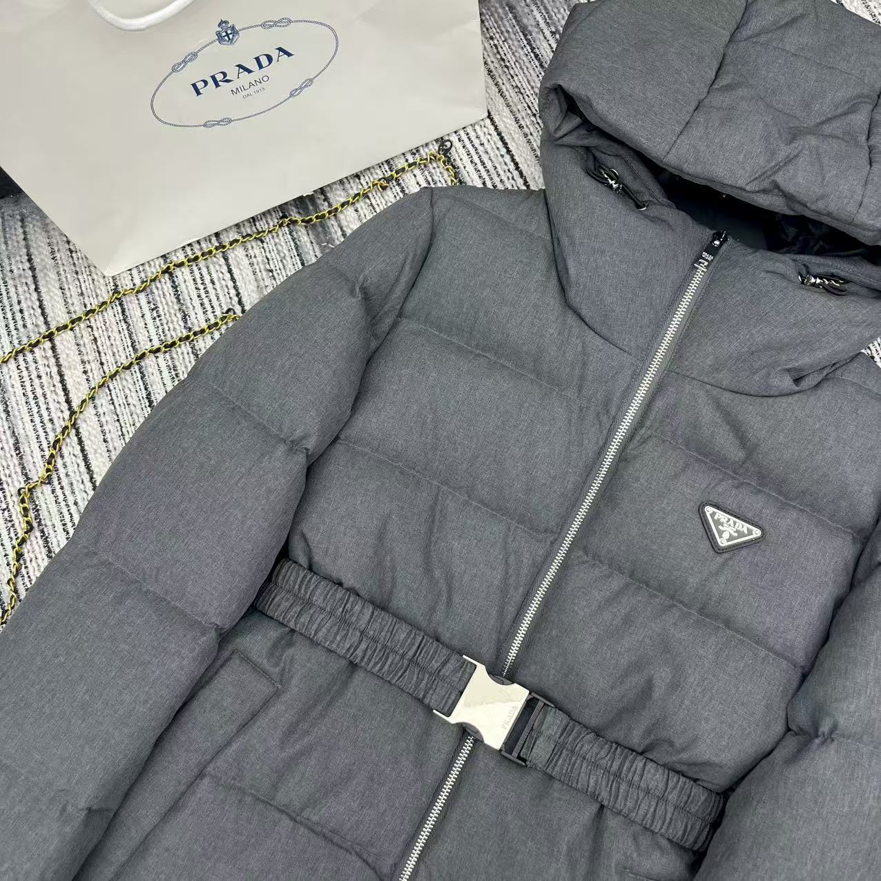Stylish Female Suit with Dust-Proof Bag: 25-Year Autumn/Winter Series Fashion Trends & Accessories - 图片 3