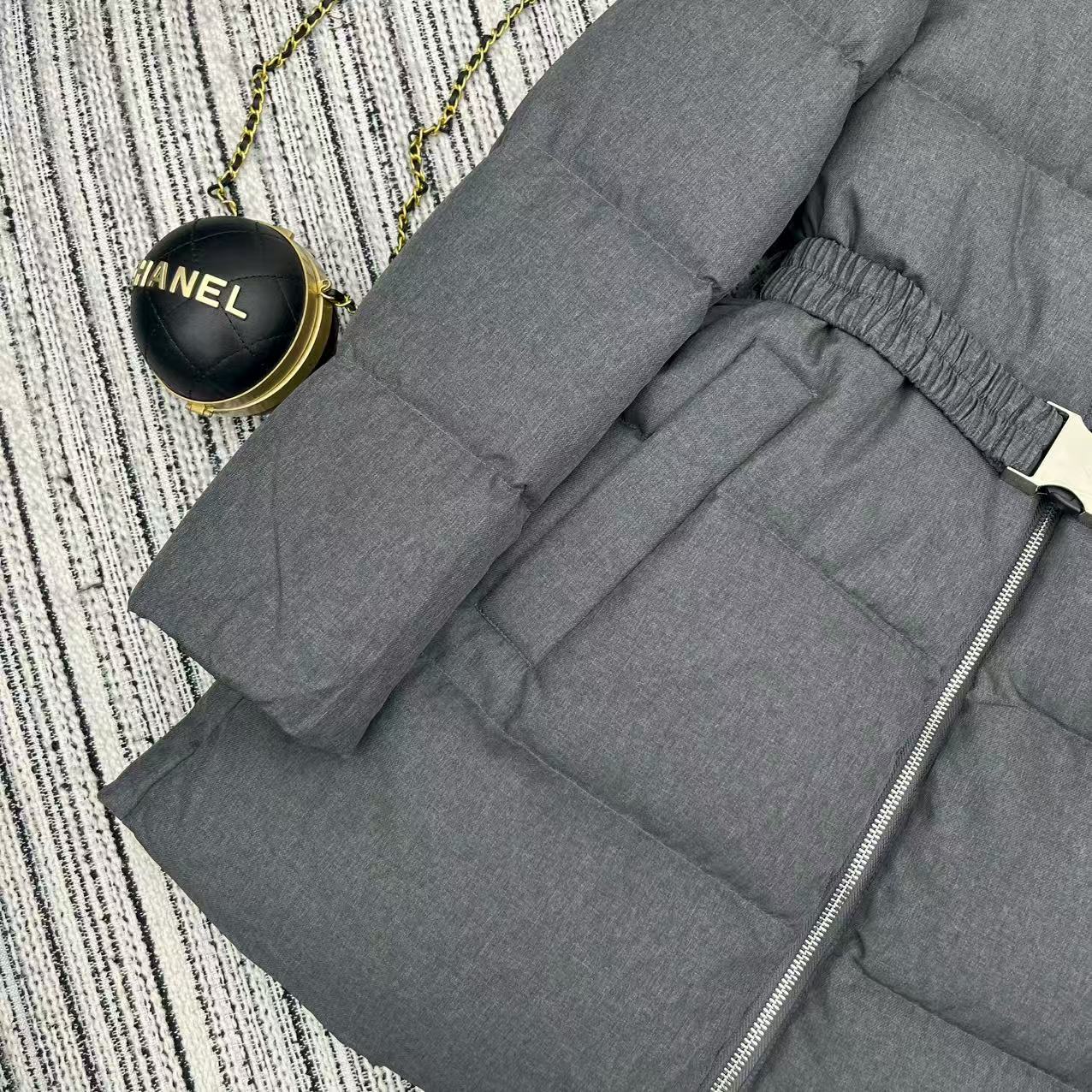 Stylish Female Suit with Dust-Proof Bag: 25-Year Autumn/Winter Series Fashion Trends & Accessories - 图片 6