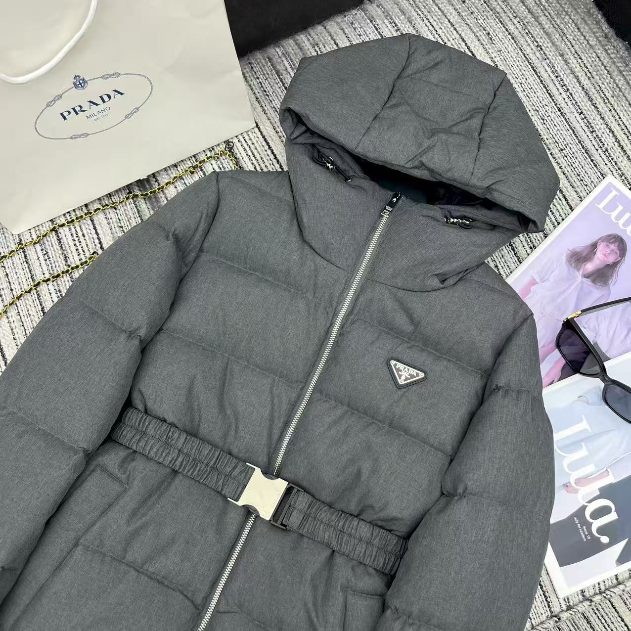 Stylish Female Suit with Dust-Proof Bag: 25-Year Autumn/Winter Series Fashion Trends & Accessories - 图片 2