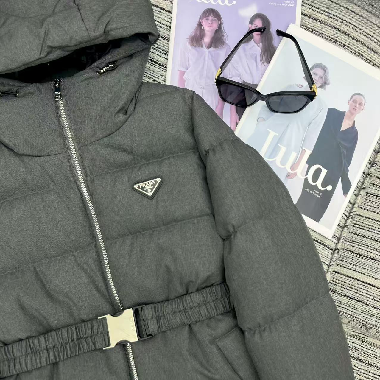 Stylish Female Suit with Dust-Proof Bag: 25-Year Autumn/Winter Series Fashion Trends & Accessories - 图片 4
