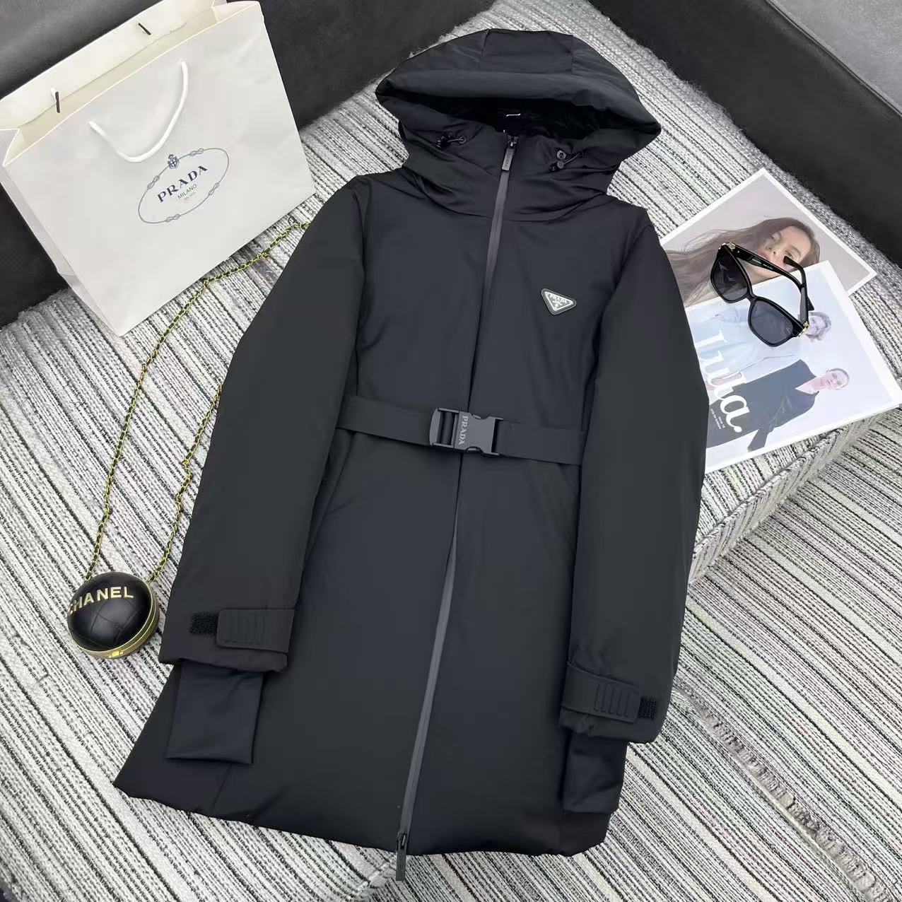 NO:689594,The special price is complete and highly recommended. 25 years early autumn and winter series. Pra* new ski wear series. Hooded mid-length down jacket. Classic inverted triangle logo embellishment. Full down filling. 90 white goose down filling. High-end quality. Matched with customized belt. Black and white 2 colors SML 690888760. Special price. No return, no exchange, no free shipping, prada, jackets & coats, down jacket, hats,19860909特价码数齐全强烈推荐 25年早秋冬系列 Pra*新款滑雪服系列 连帽中长款羽绒服外套 经典的倒三角标点缀 充绒量饱满 90白鹅绒填充 高端品质 搭配定制腰带 黑白2色SML 690888760,特价 不退不换不包邮,prada,jackets & coats,down jacket,hats,,Women's clothing