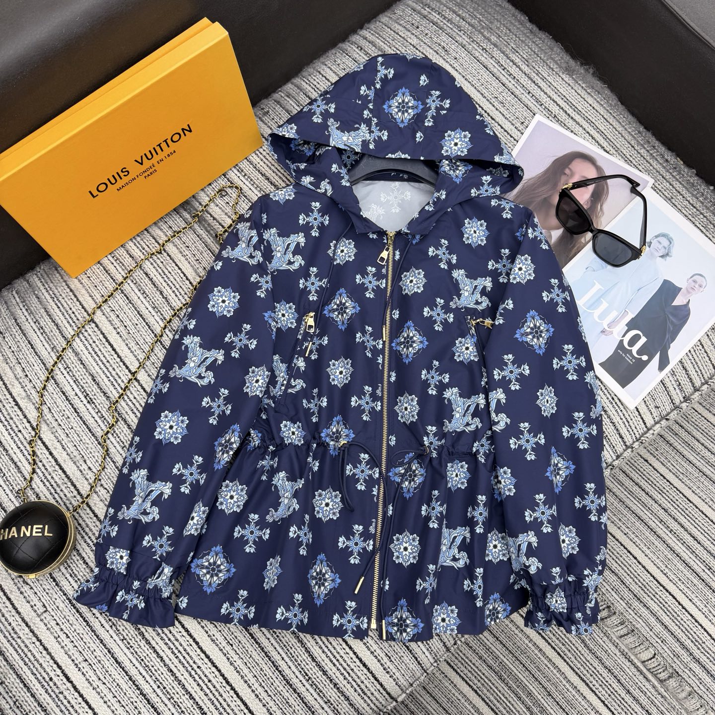 NO:722640,The highest version on the market, the girl inspects the goods, trims the three marks on the threads, and delivers the goods. You can send pictures and take videos. If you want quality and service, please add me on WeChat. We will not accept urgent orders. Highly recommended 26 years early spring series LOU* new logo printed hooded jacket with waist drawstring design SML, Louis Vuitton-clothing, louis vuitton, jackets & coats, hats,19860909市面最高版本小妹验货、修剪线头上三标、发货可发图及拍视频,要品质要服务的加我微信,不接急单. 强烈推荐 26年早春系列 LOU*新款logo印花连帽外套 腰间抽绳设计 SML,路易威登-服装,louis vuitton,jackets & coats,hats,,Women's clothing