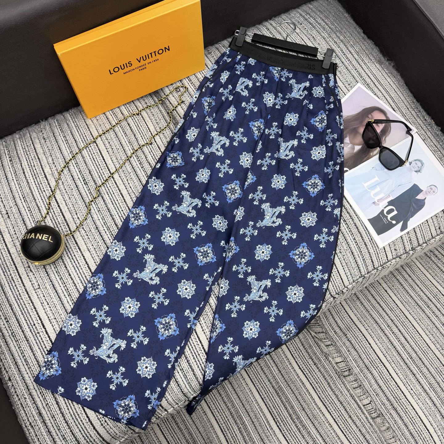 NO:722645,The highest version on the market, the girl inspects the goods, trims the three marks on the threads, and delivers the goods. You can send pictures and take videos. If you want quality and service, please add me on WeChat. We will not accept urgent orders. Highly recommended 26 years early spring series LOu* new logo printed elastic waist wide leg pants SML, Louis Vuitton-clothing, louis vuitton,19860909市面最高版本小妹验货、修剪线头上三标、发货可发图及拍视频,要品质要服务的加我微信,不接急单. 强烈推荐 26年早春系列 LOu*新款logo印花松紧腰阔腿裤 SML,路易威登-服装,louis vuitton,,Women's clothing