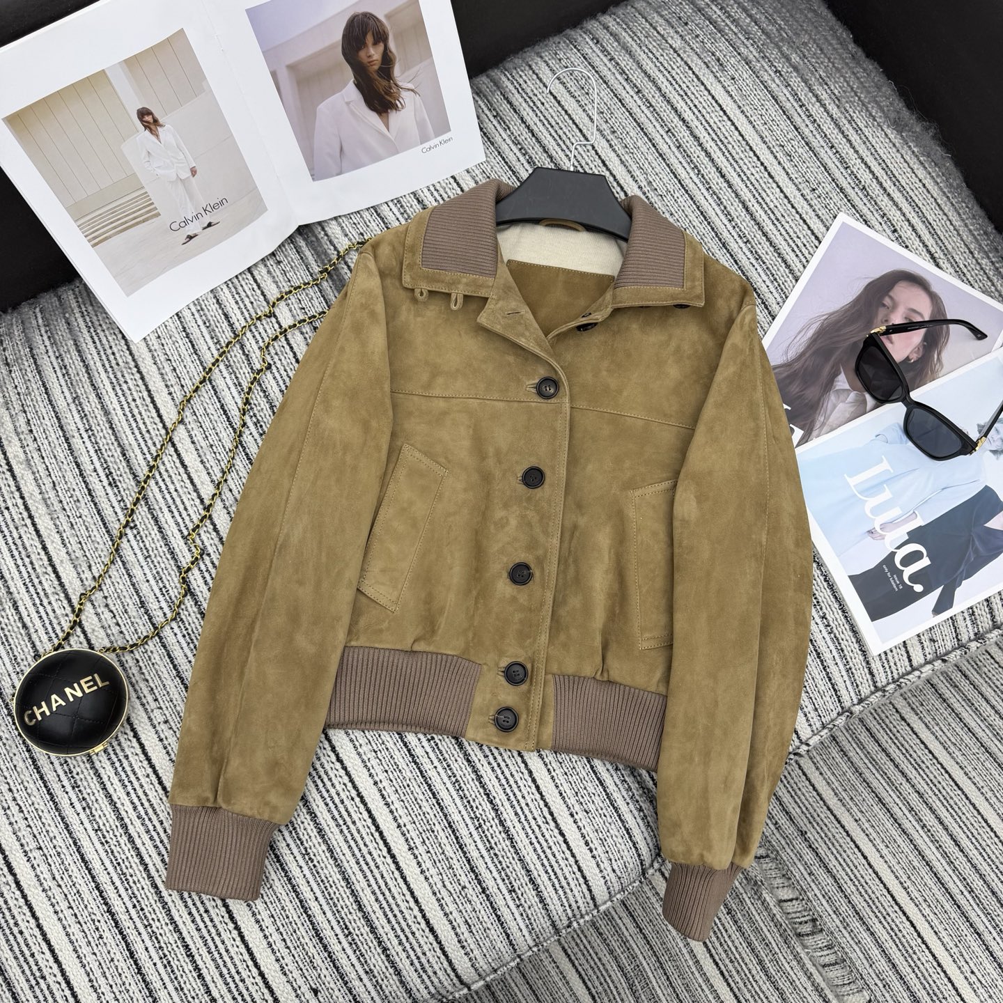 NO:722635,Highly recommended 2026 early spring series LP new spliced ​​ribbed knitted lapel suede jacket, 100% sheepskin, high-end quality SML, women's clothing, loro piana, jackets & coats, jackets & coats, sheepskin, chamois leather,19860909强烈推荐 26年早春系列 LP新款拼接螺纹针织翻领麂皮绒夹克外套 百分百羊皮 高端品质SML,女装,loro piana,jackets & coats,jackets & coats,sheepskin,chamois leather,,Women's clothing