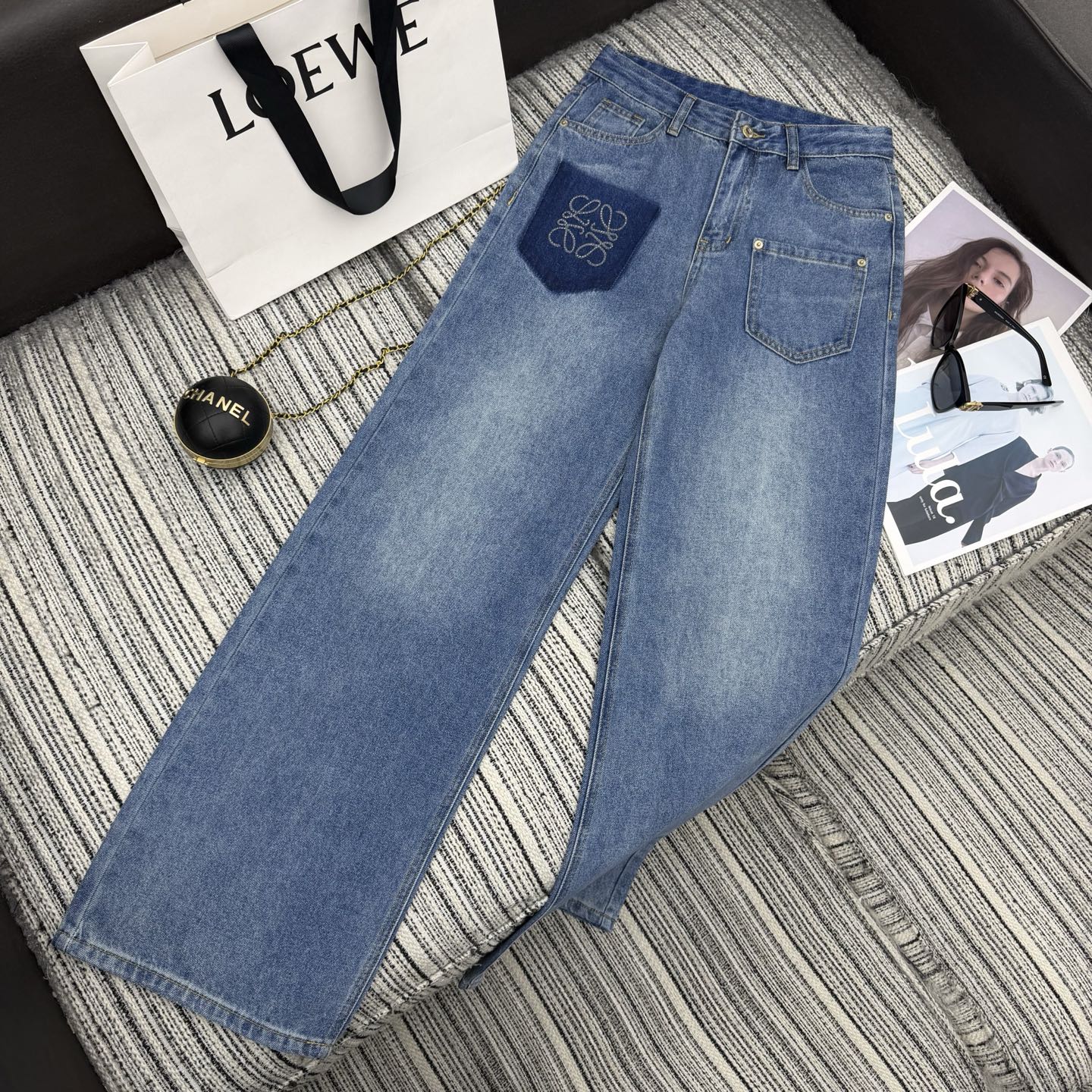 NO:722652,The highest version on the market, the girl inspects the goods, trims the three marks on the threads, and delivers the goods. You can send pictures and take videos. If you want quality and service, please add me on WeChat. We will not accept urgent orders. Highly recommended 26 years early spring series LOE* new logo printed rhinestone denim straight pants. The washed color is good-looking. SML, Loewe-clothing, loewe, loewe,19860909市面最高版本小妹验货、修剪线头上三标、发货可发图及拍视频,要品质要服务的加我微信,不接急单. 强烈推荐 26年早春系列 LOE*新款logo印花烫钻牛仔直筒裤 洗水颜色好看 SML,罗意威-服装,loewe,loewe,,Women's clothing