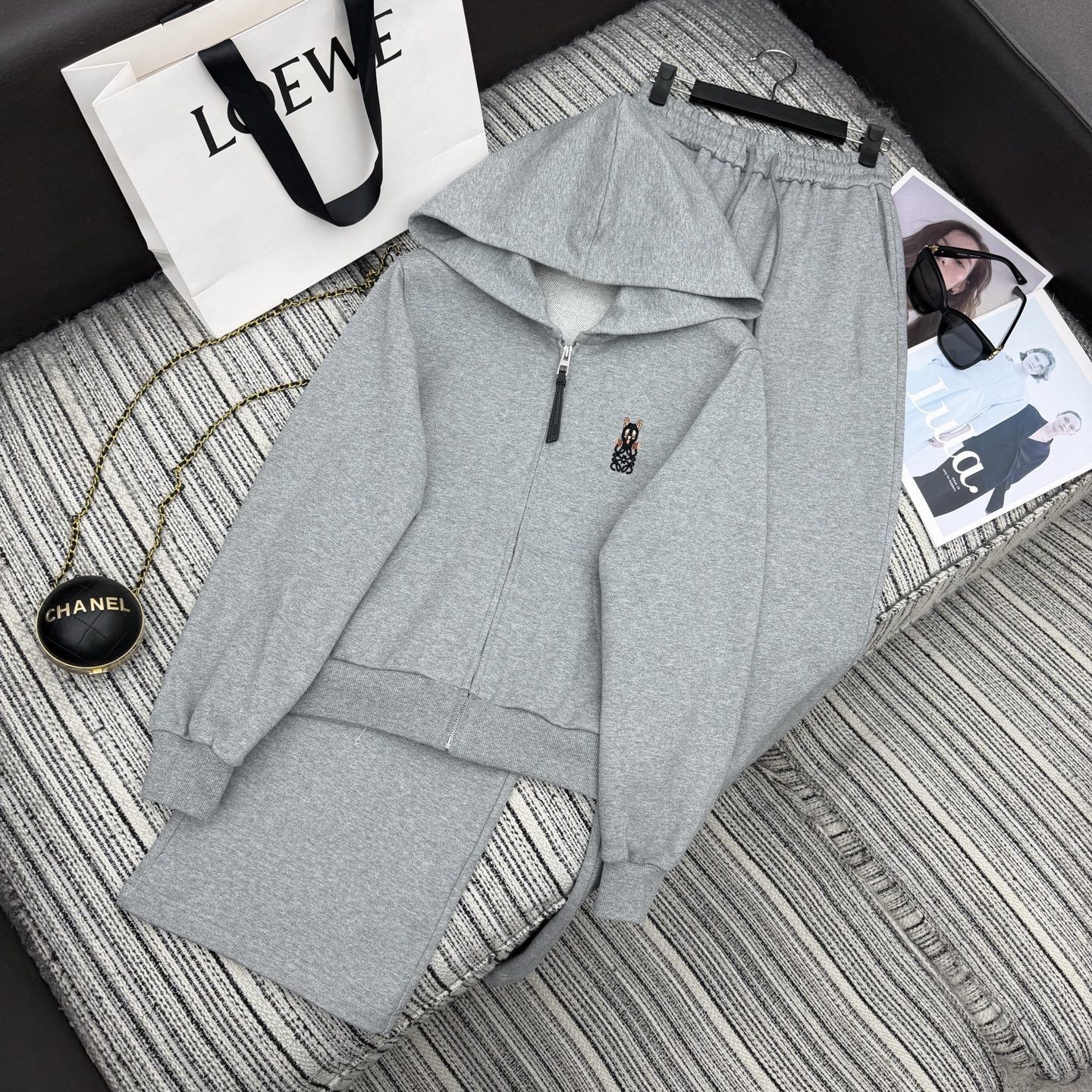 NO:722665,The highest version on the market, the girl inspects the goods, trims the three marks on the threads, and delivers the goods. You can post pictures and take videos. If you want quality and service, add me on WeChat. We will not accept urgent orders. Highly recommended 26 years early spring series LOE* new hooded cardigan jacket with elastic waist wide-leg pants suit embroidered logo embellishment two-color SML, Loewe-clothing, loewe, loewe, jackets & coats, hats,19860909市面最高版本小妹验货、修剪线头上三标、发货可发图及拍视频,要品质要服务的加我微信,不接急单. 强烈推荐 26年早春系列 LOE*新款连帽开衫外套搭配松紧腰阔腿裤套装 刺绣logo点缀 两色SML,罗意威-服装,loewe,loewe,jackets & coats,hats,,Women's clothing