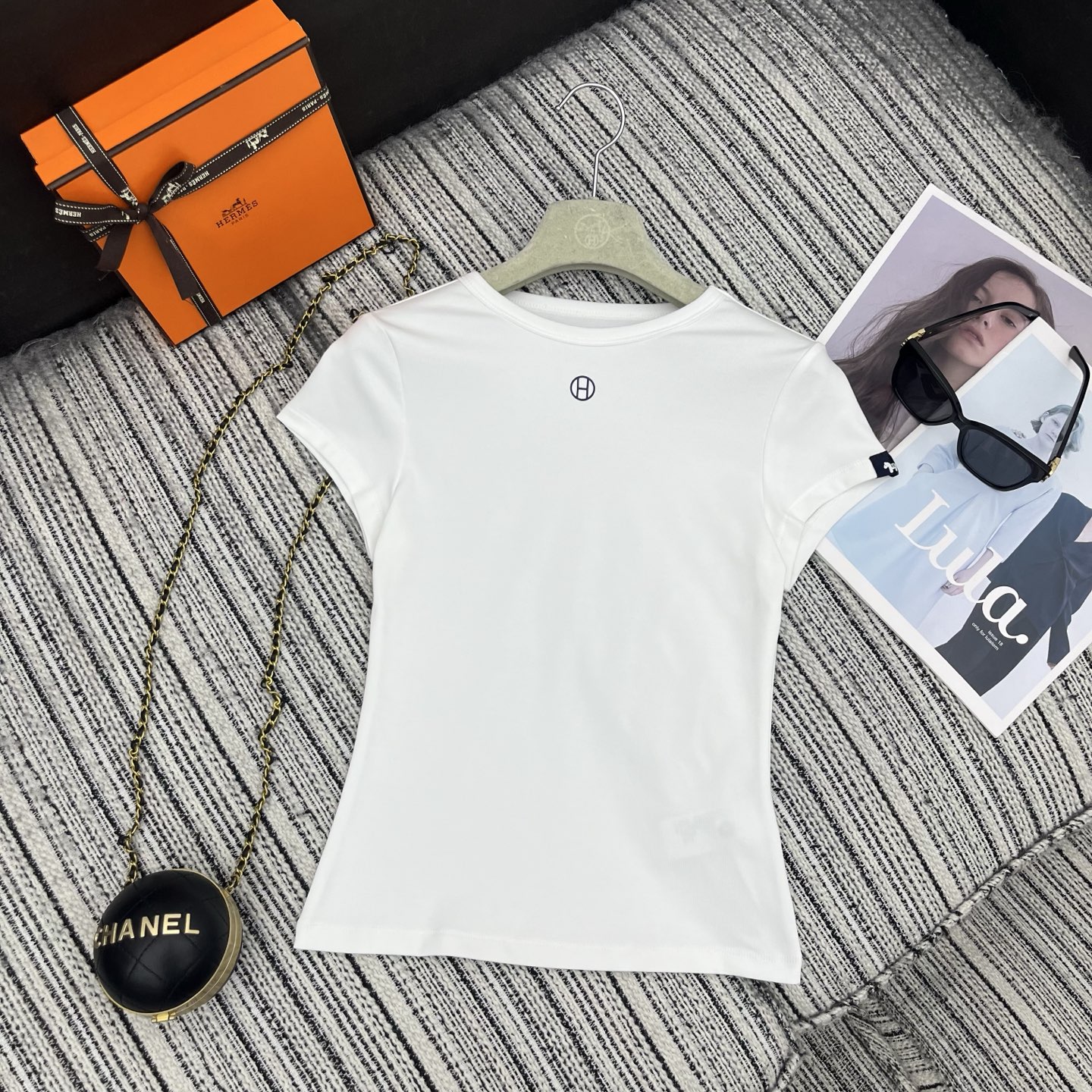 NO:722749,The highest version on the market, the girl inspects the goods, trims the three marks on the threads, and delivers the goods. You can send pictures and take videos. If you want quality and service, please add me on WeChat. We will not accept urgent orders. Highly recommended 2026 early spring series Her* new short-sleeved round neck top with small letter logo embellishment. Three-color SML, Hermès-clothing, hermes, T-shirt,19860909市面最高版本小妹验货、修剪线头上三标、发货可发图及拍视频,要品质要服务的加我微信,不接急单. 强烈推荐 26年早春系列 Her*新款字母小logo点缀短袖圆领上衣 三色SML,爱马仕-服装,hermes,T-shirt,,Women's clothing