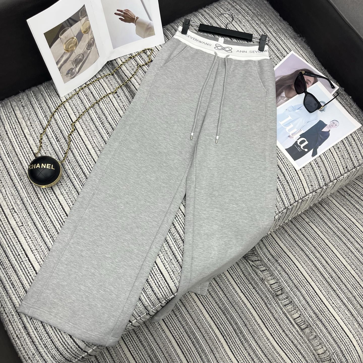 NO:722764,The highest version on the market, the girl will inspect the goods, trim the three marks on the threads, and ship the goods. You can post pictures and take videos. If you want quality or service, please add me on WeChat. We will not accept urgent orders. Highly recommend the 2026 early spring series ANN's new contrasting color elastic waist casual wide-leg pants, two-color SML, women's clothing,19860909市面最高版本小妹验货、修剪线头上三标、发货可发图及拍视频,要品质要服务的加我微信,不接急单. 强烈推荐 26年早春系列 ANN新款撞色松紧腰休闲阔腿裤 两色SML,女装,,Women's clothing