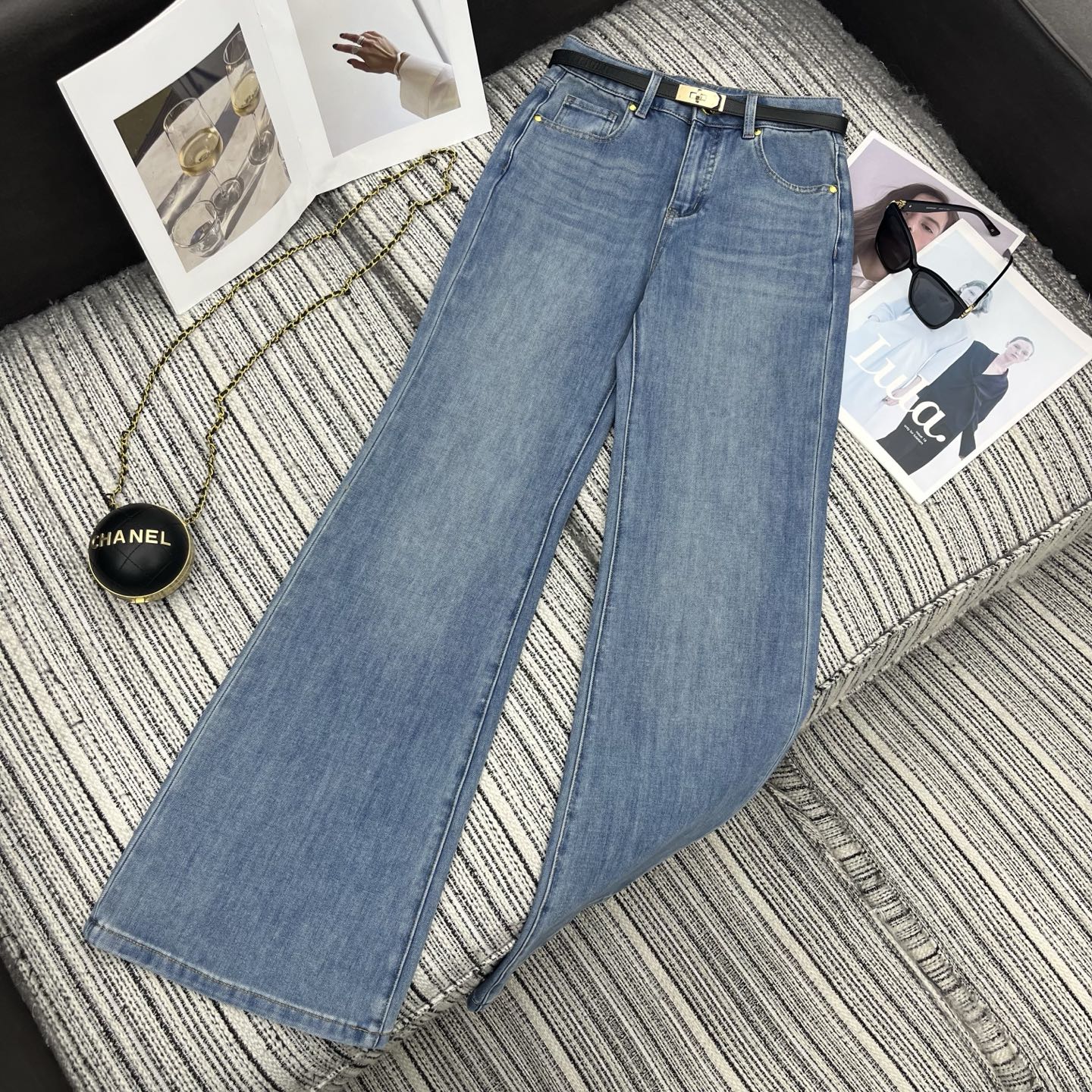 NO:722760,The highest version on the market, the girl inspects the goods, trims the three marks on the threads, and delivers the goods. You can post pictures and take videos. If you want quality or service, please add me on WeChat. We will not accept urgent orders. Highly recommend the 26th early spring series Ann*'s new flared denim trousers. Paired with a customized leather belt. The washed color is good-looking. SML XL, women's clothing,19860909市面最高版本小妹验货、修剪线头上三标、发货可发图及拍视频,要品质要服务的加我微信,不接急单. 强烈推荐 26年早春系列 Ann*新款喇叭牛仔长裤 搭配定制皮腰带 洗水颜色好看 SML XL,女装,,Women's clothing