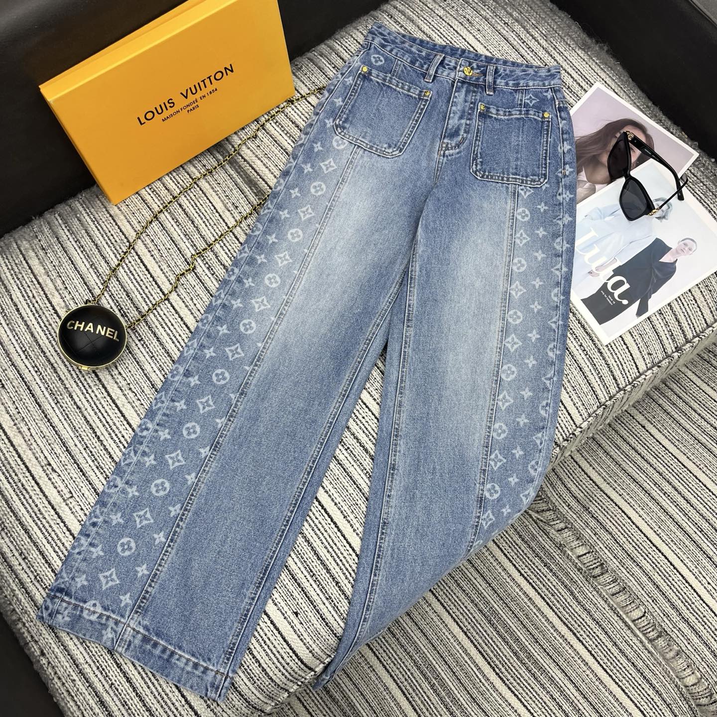 NO:722754,The highest version on the market. The girl inspects the goods, trims the three marks on the threads, and delivers the goods. You can post pictures and take videos. If you want quality or service, please add me on WeChat. We will not accept urgent orders. Highly recommend the 2026 early spring series LOU* new logo printed denim wide-leg pants. The washed color is beautiful. SMLXL, Louis Vuitton-clothing, louis vuitton,19860909市面最高版本小妹验货、修剪线头上三标、发货可发图及拍视频,要品质要服务的加我微信,不接急单. 强烈推荐 26年早春系列 LOU*新款logo印花牛仔阔腿裤 洗水颜色好看 SMLXL,路易威登-服装,louis vuitton,,Women's clothing