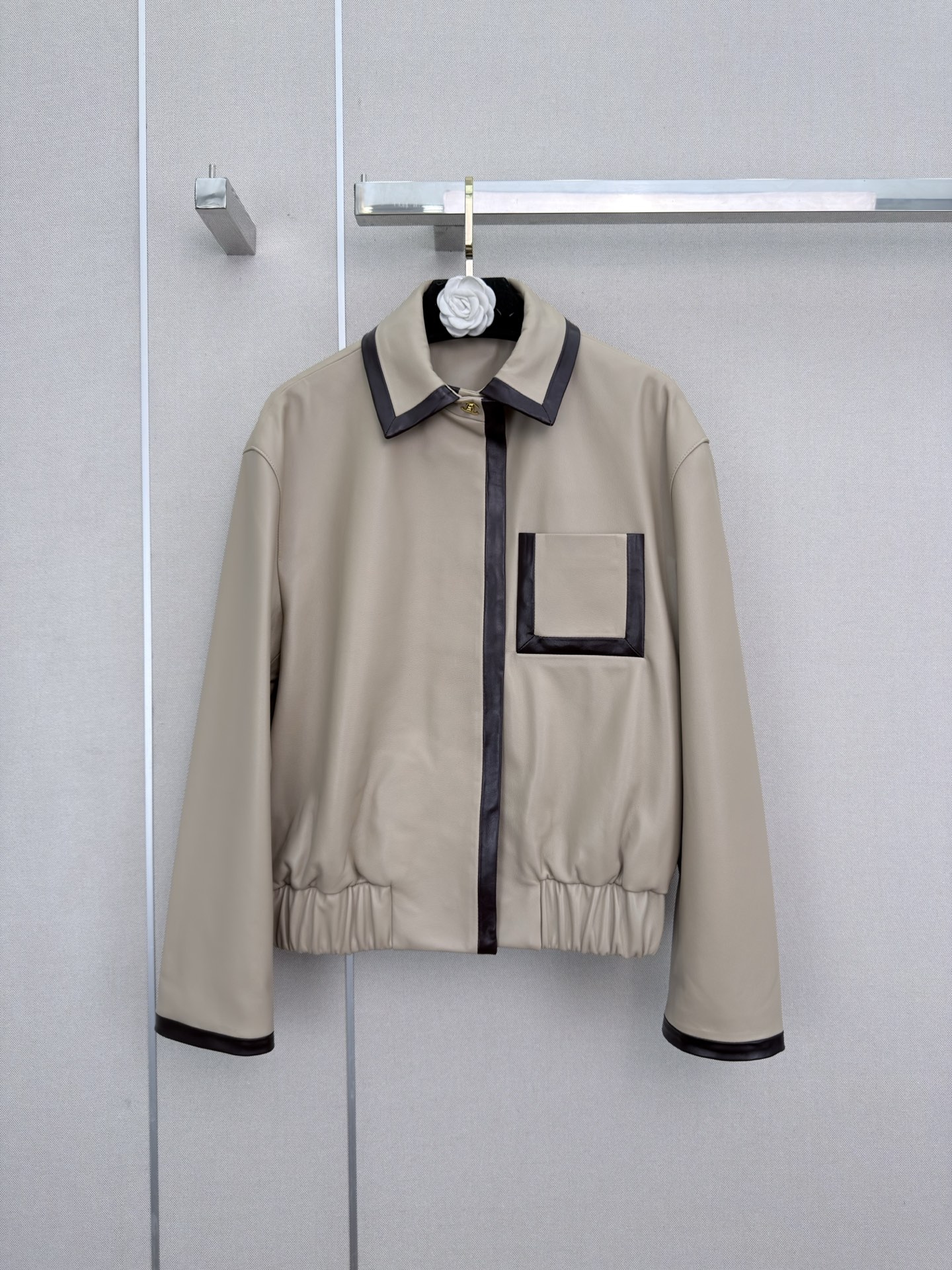 NO:931145,Highly recommended 2026 early autumn series Cha* new contrasting lapel lambskin jacket, 100% sheepskin, metal double C logo buckle, high-end quality SML, Chanel-clothing, chanel, jackets & coats, jackets & coats, sheepskin,19860909强烈推荐 26年早秋系列 Cha*新款撞色翻领小绵羊皮夹克外套 百分百羊皮 金属双C logo扣 高端品质 SML,香奈儿-服装,chanel,jackets & coats,jackets & coats,sheepskin,,Women's clothing
