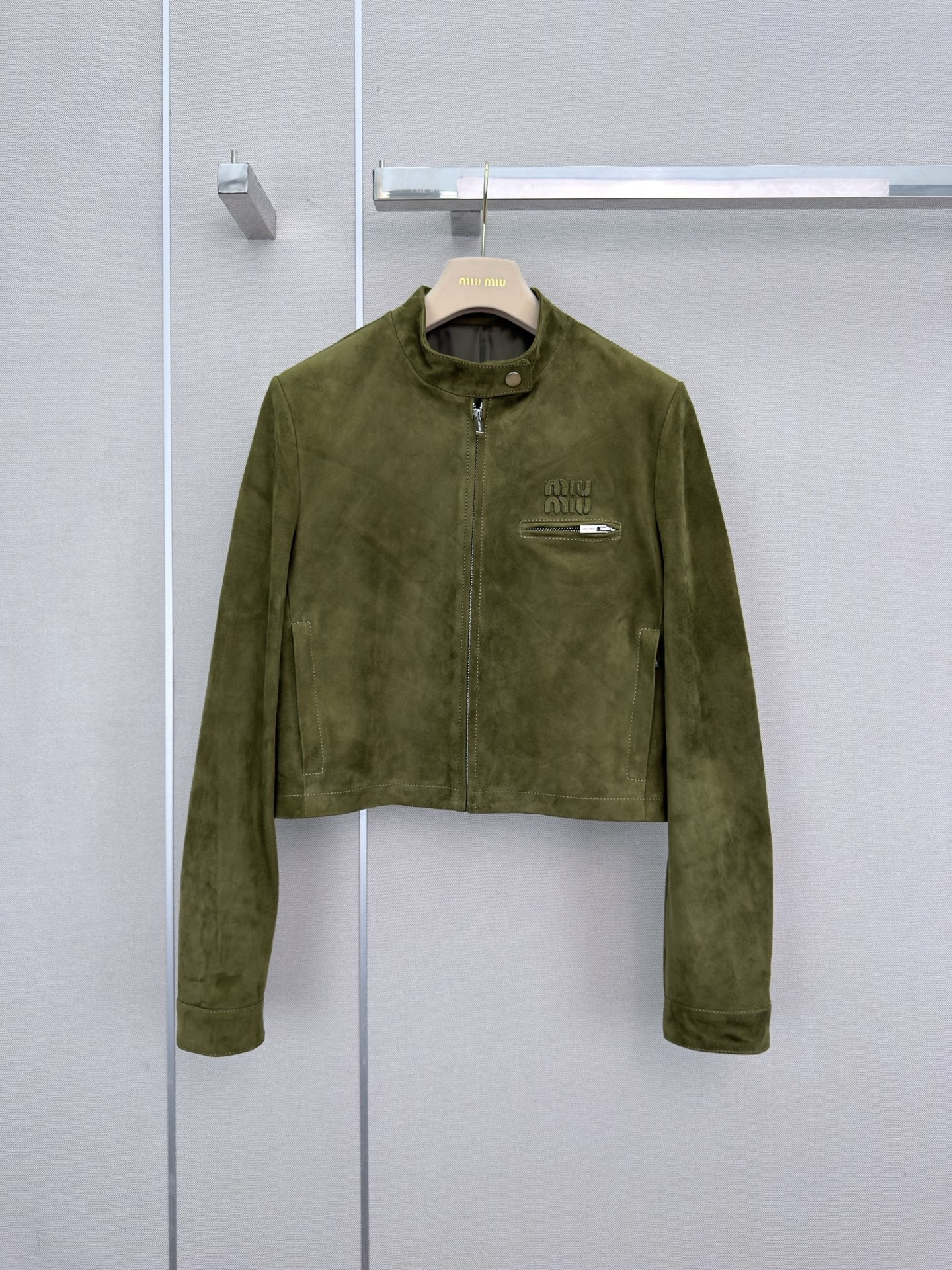 NO:949661,Highly recommended 2026 early autumn series Miu* new suede suede lambskin stand-collar jacket with letter patch embroidery embellishment YB hardware accessories high-end quality SML, Miu Miu-clothing, miumiu, jackets & coats, sheepskin, chamois leather,19860909强烈推荐 26年早秋系列 Miu*新款麂皮绒绒面小羊皮立领外套 字母贴布绣点缀 YB五金配件 高端品质 SML,缪缪-服装,miumiu,jackets & coats,sheepskin,chamois leather,,Women's clothing