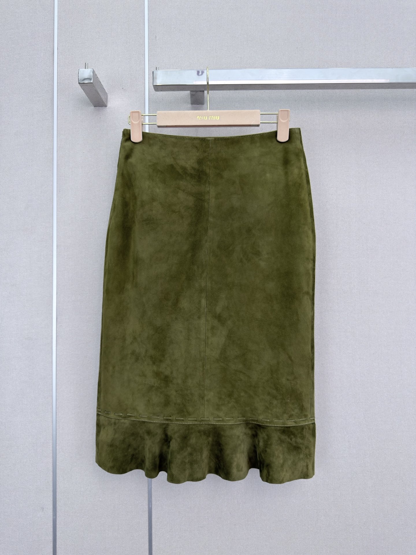 NO:949577,Highly recommended 2026 early autumn series Miu* new suede suede lambskin skirt ruffle design letter patch embroidery embellishment SML, Miu Miu-clothing, miumiu, skirts, sheepskin, chamois leather,19860909强烈推荐 26年早秋系列 Miu*新款麂皮绒绒面小绵羊皮半身裙 荷叶边设计 字母贴布绣点缀 SML,缪缪-服装,miumiu,skirts,sheepskin,chamois leather,,Women's clothing