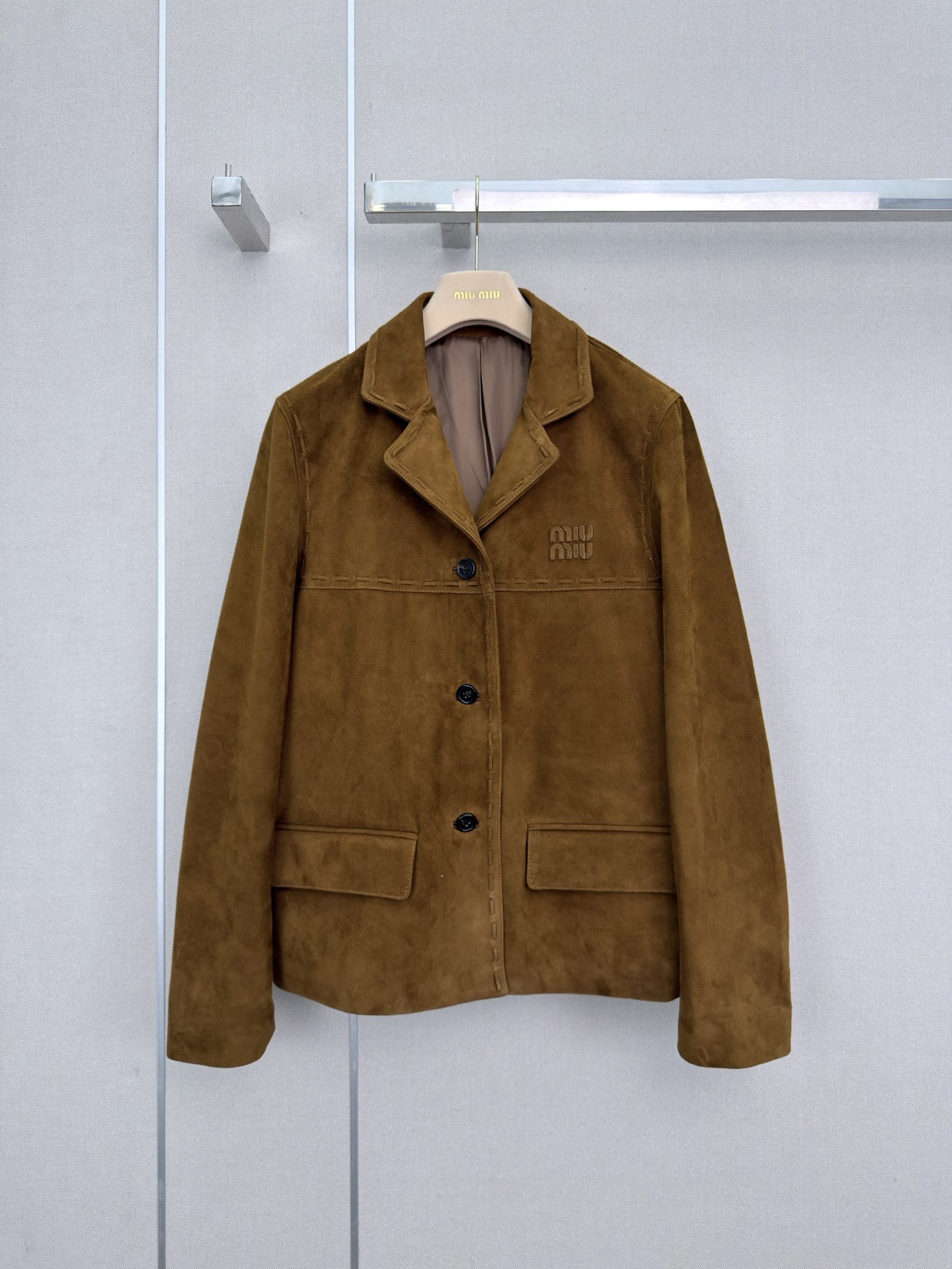 NO:949617,Highly recommended 26 years early autumn series Miu* new suede suede lambskin suit jacket, letter embellishment, high-end quality, 100% sheepskin SML (last four digits), Miu Miu-clothing, miumiu, jackets & coats, business suit, sheepskin, chamois leather,19860909强烈推荐 26年早秋系列 Miu*新款麂皮绒绒面小绵羊皮西装外套 字母点缀 高端品质 百分百羊皮 SML（后四位）,缪缪-服装,miumiu,jackets & coats,business suit,sheepskin,chamois leather,,Women's clothing