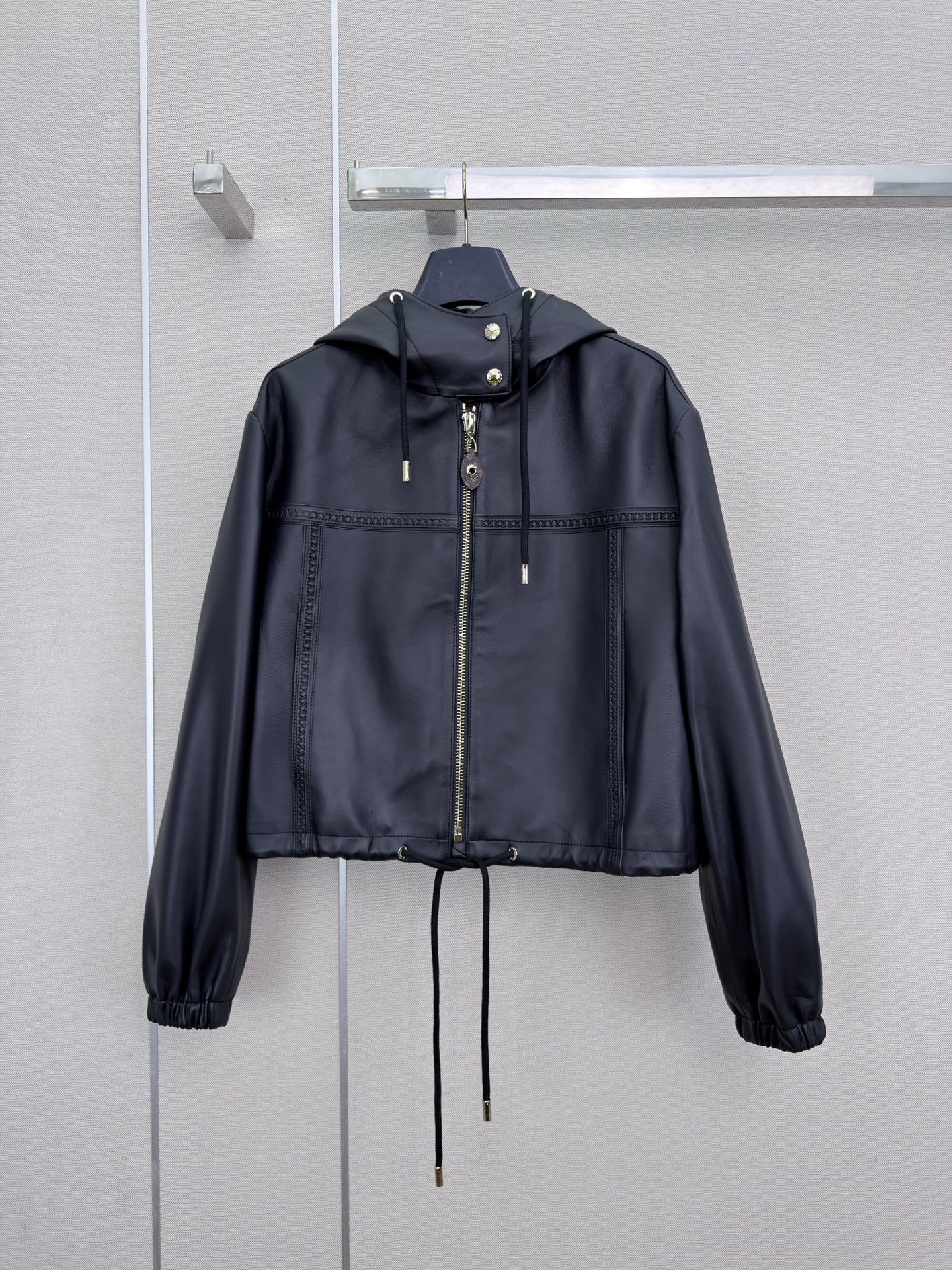 NO:949609,Highly recommended 2026 early autumn and winter series LOU's latest hooded lambskin jacket YB hardware zipper 100% sheepskin high-end quality SML (last four), Louis Vuitton-clothing, louis vuitton, jackets & coats, sheepskin, hats,19860909强烈推荐 26年早秋冬系列 LOU*新款连帽小绵羊皮外套 YB五金拉链 百分百绵羊皮 高端品质 SML（后四位）,路易威登-服装,louis vuitton,jackets & coats,sheepskin,hats,,Women's clothing