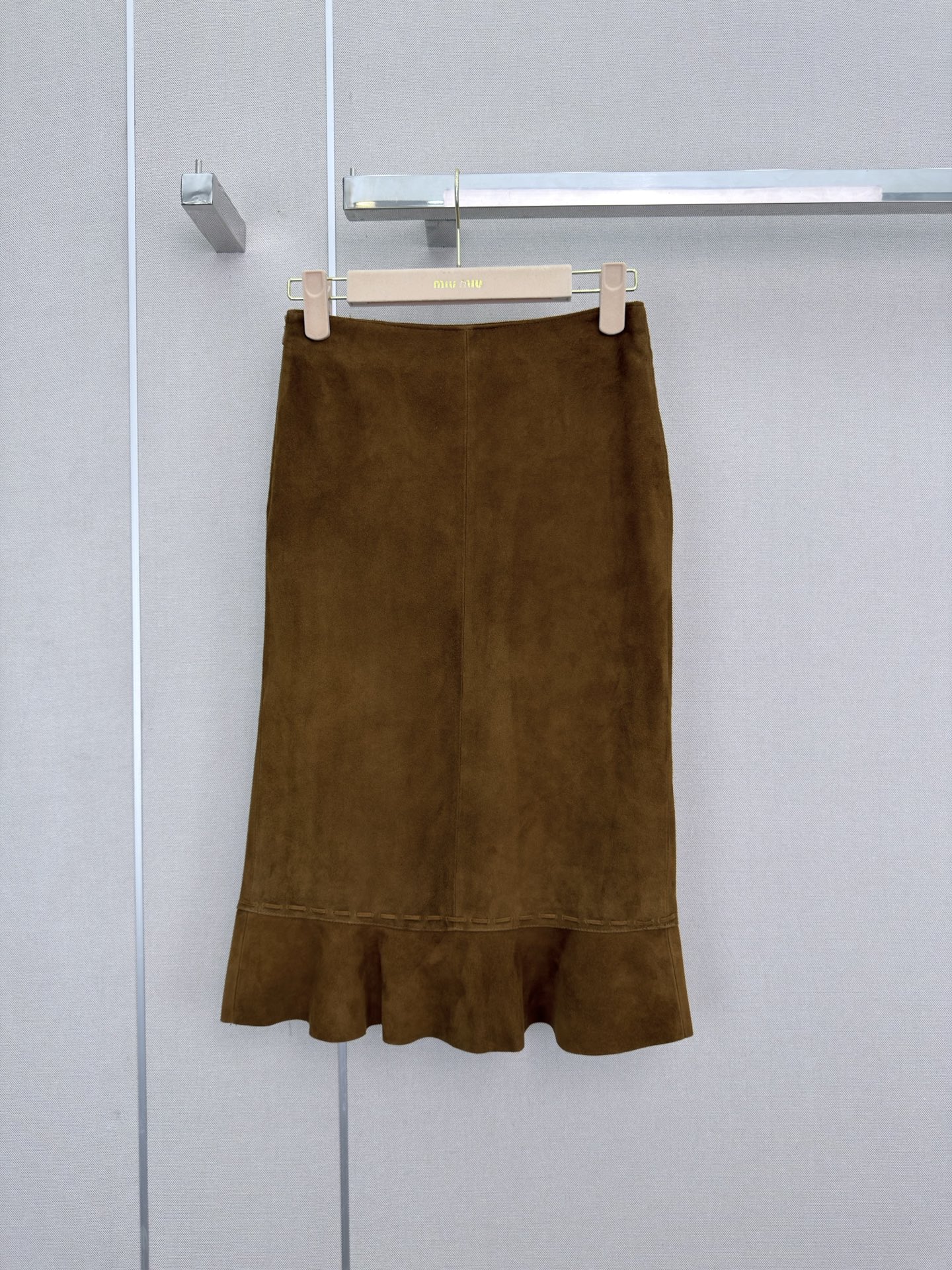 NO:949914,Highly recommended 2026 early autumn series Miu* new suede suede lambskin skirt ruffle design letter patch embroidery embellishment SML, Miu Miu-clothing, miumiu, skirts, sheepskin, chamois leather,19860909强烈推荐 26年早秋系列 Miu*新款麂皮绒绒面小绵羊皮半身裙 荷叶边设计 字母贴布绣点缀 SML,缪缪-服装,miumiu,skirts,sheepskin,chamois leather,,Women's clothing
