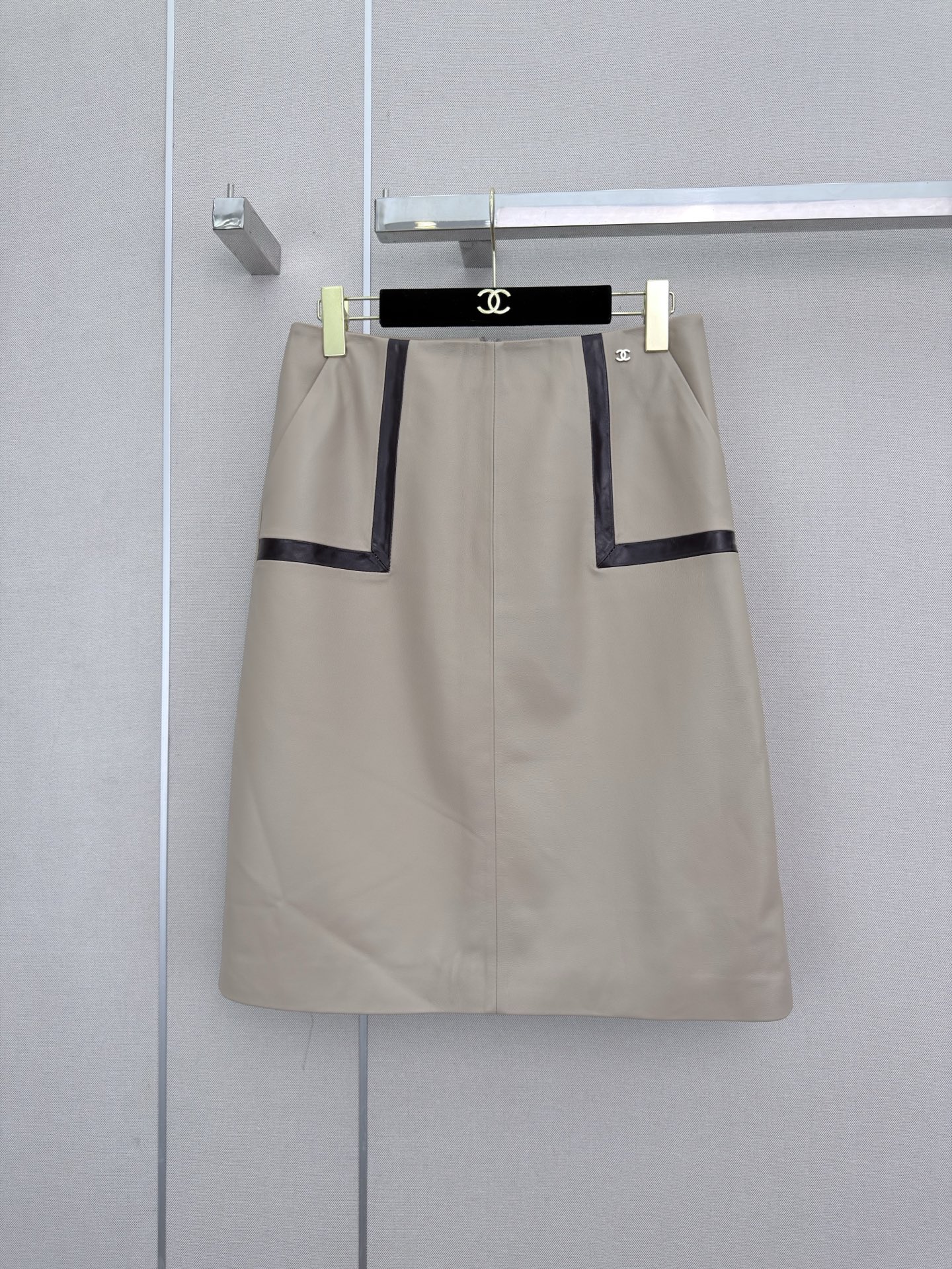 NO:949924,Highly recommended 2026 early autumn series Cha* new contrasting color lambskin skirt, double C logo embellishment, high-end quality SML, Chanel-clothing, chanel, skirts, sheepskin,19860909强烈推荐 26年早秋的系列 Cha*新款撞色小绵羊皮半裙 双C logo点缀 高端品质 SML,香奈儿-服装,chanel,skirts,sheepskin,,Women's clothing
