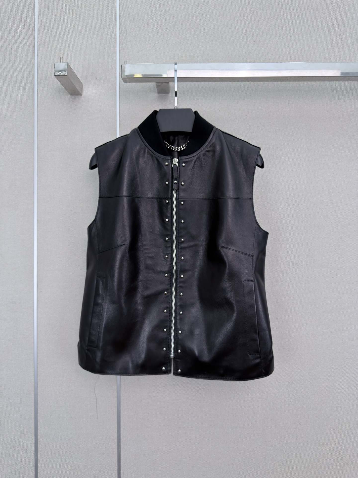 NO:949684,Highly recommended 2026 early autumn series Her* new lambskin leather vest rivet access control design high-end quality SML, Hermès-clothing, hermes, sheepskin,19860909强烈推荐 26年早秋系列 Her*新款小绵羊皮皮马甲 铆钉门禁设计 高端品质 SML,爱马仕-服装,hermes,sheepskin,,Women's clothing