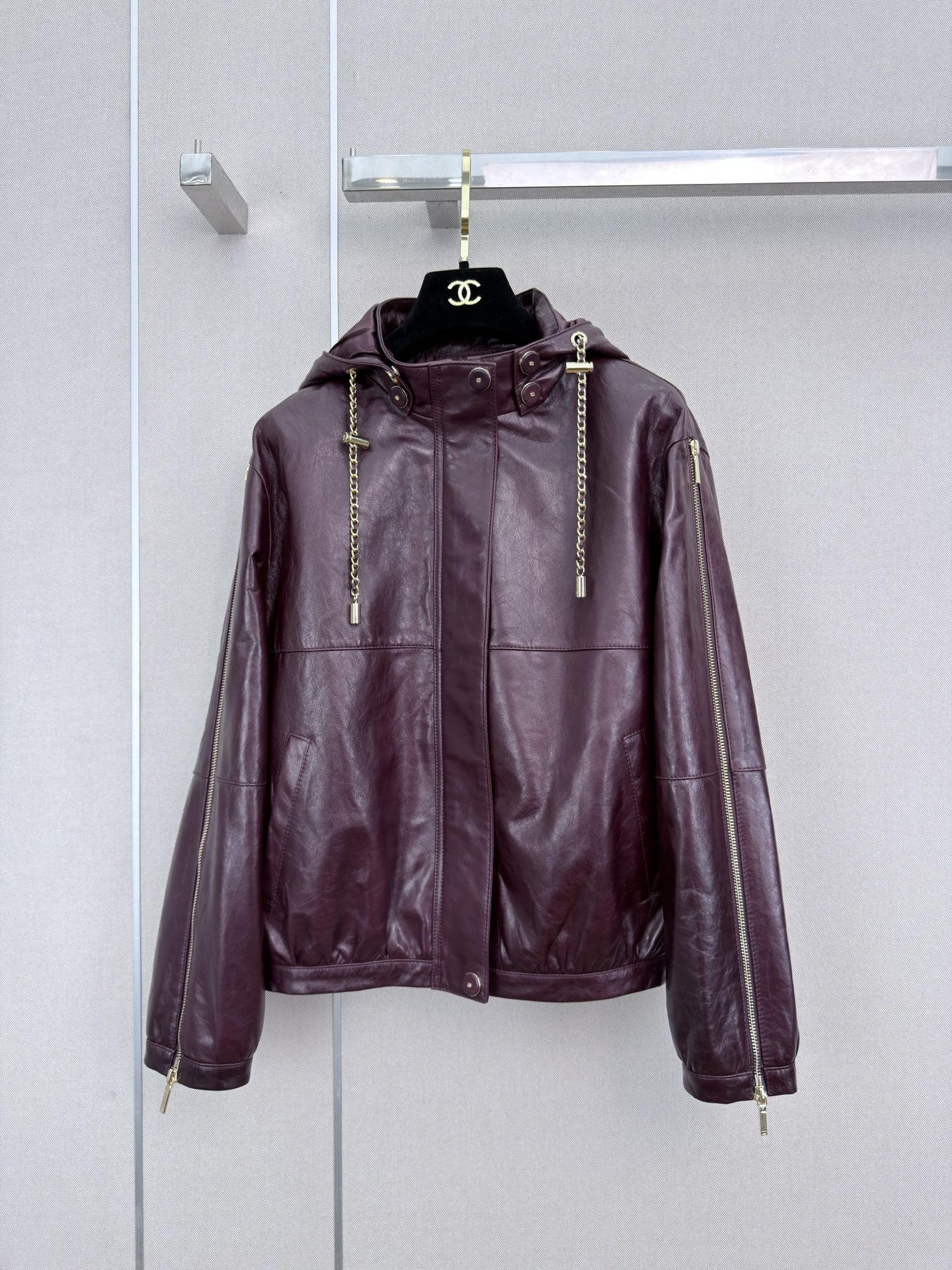 NO:952266,Highly recommended 26 years early autumn and winter series Cha* new hooded lambskin jacket zipper sleeve design detachable chain hood top imported lambskin high-end quality SML (last four), Chanel-clothing,chanel,jackets & coats,jackets & coats,sheepskin,hats,19860909强烈推荐 26年早秋冬系列 Cha*新款连帽小绵羊皮夹克外套 拉链袖子设计 链条帽子可拆卸 顶级进口小羊皮 高端品质 SML（后四位）,香奈儿-服装,chanel,jackets & coats,jackets & coats,sheepskin,hats,,Women's clothing