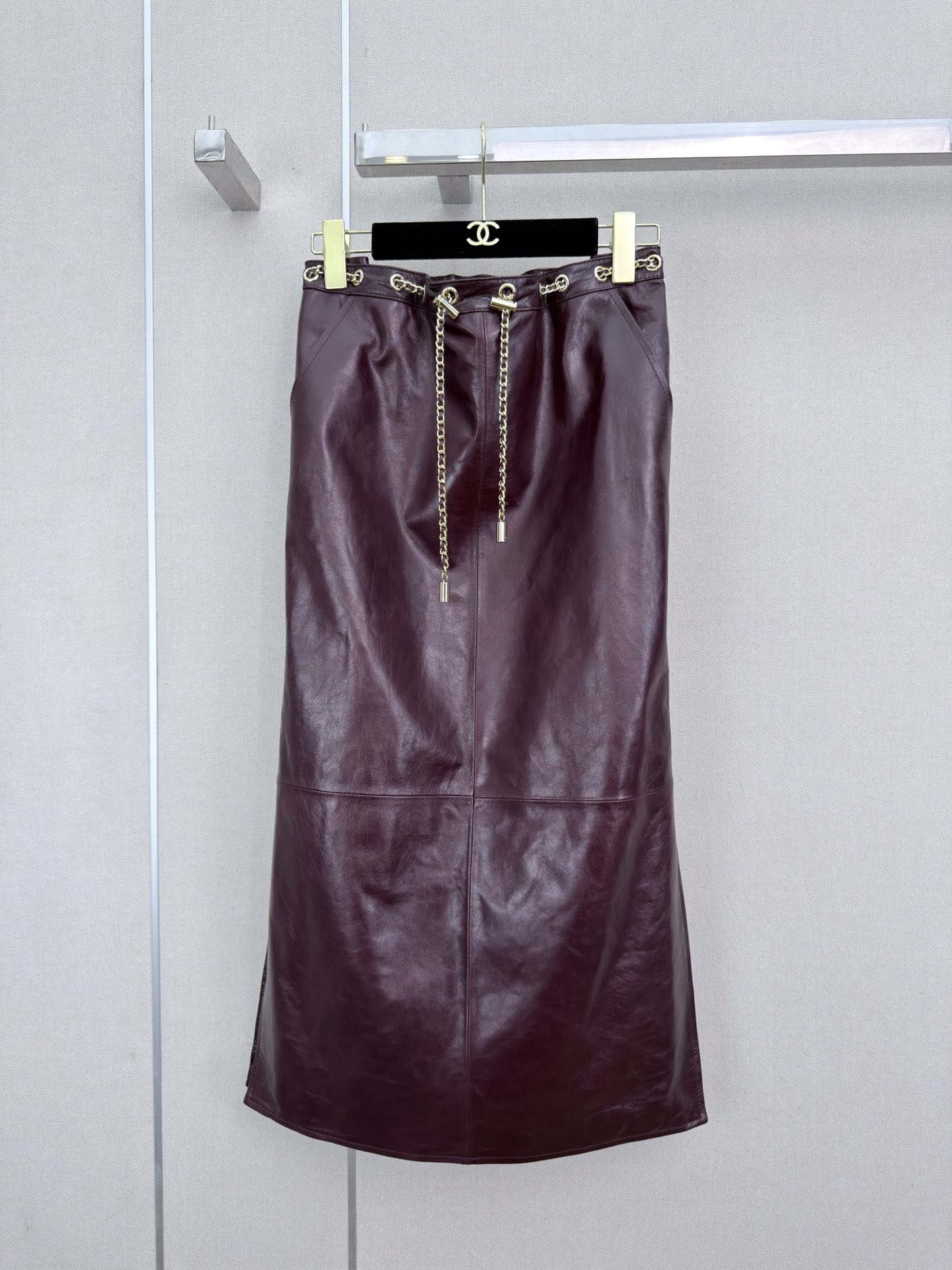 NO:952277,Highly recommended 2026 early autumn and winter series Cha* new lambskin skirt, hardware chain belt design, high-end quality, top imported lambskin SML, Chanel-clothing, chanel, skirts, sheepskin,19860909强烈推荐 26年早秋冬系列 Cha*新款小绵羊皮半身裙 五金链条腰带设计 高端品质 顶级进口小羊皮 SML,香奈儿-服装,chanel,skirts,sheepskin,,Women's clothing