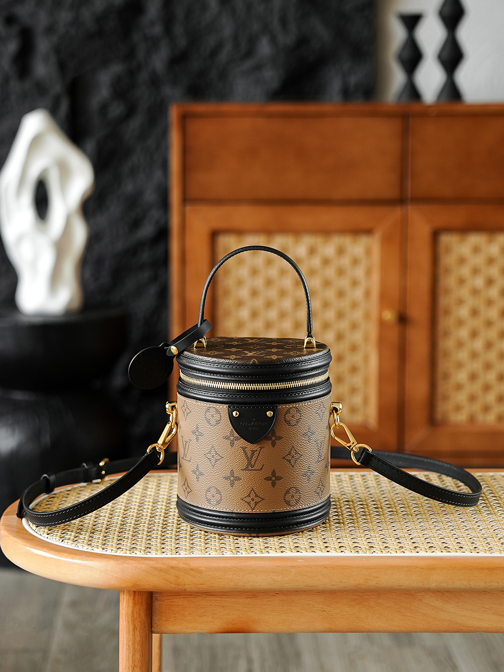 NO:617871,Special grade CANNES fortune bucket M43986 AS private version draws on the shape of the long-established Cannes cosmetic case. The retro feel of the fortune bucket makes you fall in love with it the more you use it. The iconic barrel-shaped outline is called the 'rich bucket'. It is simply a concave shape artifact! Hardware thickly plated 24k steel, size 17*15*15cm, lv special sp diamond grid fabric, louis vuitton19860909特级 CANNES 發財桶 M43986 AS私品版 借鑒歷史悠久的Cannes化妝箱造型,財桶的復古感,是越用越愛的味道,標誌性的桶形輪廓,被稱之為“發財桶”,簡直是凹造型神器！ 五金厚镀24k全鋼 尺寸17 *15*15cm,lv特级sp菱形格面料,louis vuitton,Bag