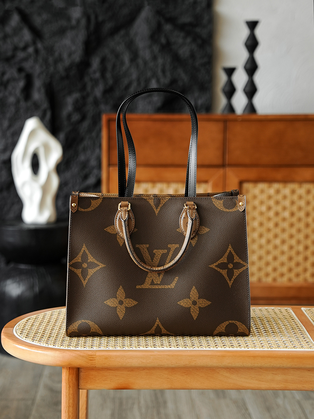 NO:812526,Special grade original leather ONTHEGO medium handbag M45321 Special grade new fabric inspection-free version. The double-sided presbyopic design of the Onthego series hides the dressing idea. Classic and reverse patterns can be switched at will, and different styles can be presented at will. It is not only a practical life partner, but also a fashion that shows taste! Hardware thickly plated 24k steel, size 27*14*35cm, lv special sp diamond grid fabric, louis vuitton19860909特级  原厂皮 ONTHEGO 中號手袋 M45321 特级新面料免检版 Onthego系列雙面老花設計藏著穿搭心機,經典與反轉圖案隨心切換,迥異風尚隨心呈現,既是實用的生活搭檔,更是彰顯品味的時尚！ 五金厚镀24k全鋼 尺寸27*14*35cm,lv特级sp菱形格面料,louis vuitton,Bag