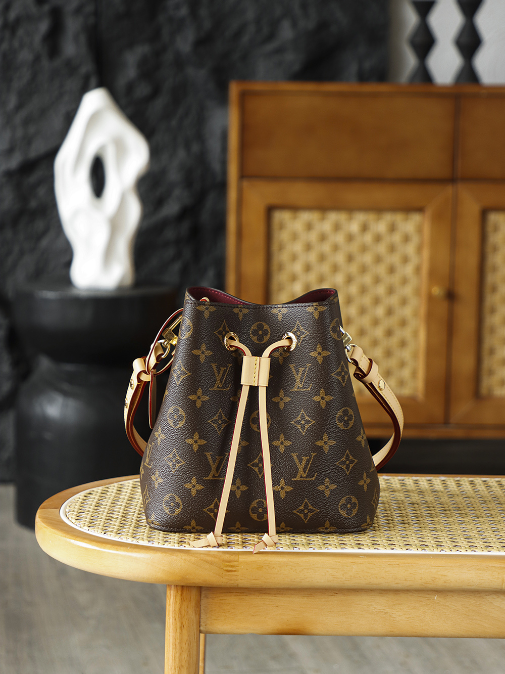 NO:768643,Special NONO BB Handbag M46581 Special AS Private Edition New Fabric When classic presbyopia meets smart silhouette, the Neonoe bb presbyopia small bucket hides the romance of French retro style, continuing the genes of the 1932 classic bucket bag. The rounded bag shape replicates the classic silhouette, outlines the elegant outline with simple lines, and uses classic elements to collide with modern vitality, becoming the finishing touch to brighten the look! Hardware thickly plated 24k steel, size 20*13*20cm, lv special sp diamond grid fabric, louis vuitton19860909特级 NONO BB手袋 M46581 特级AS私品版新面料 當經典老花邂逅靈動廓形,Neonoe bb老花小水桶藏著法式復古的浪漫心機,延續1932年經典水桶包基因,圓潤包型複刻經典輪廓,以簡約線條勾勒優雅輪廓,用經典元素碰撞現代活力,成為點亮造型的點睛之筆！ 五金厚镀24k全鋼 尺寸20*13*20cm,lv特级sp菱形格面料,louis vuitton,Bag
