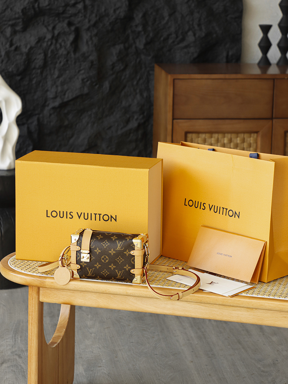 SIDE TRUNK 小號 M46815
晶片碼可査詢 AS私品版👜A-126

當經典硬箱「變得柔軟」，Side Trunk手袋融入硬箱元素，將硬箱輪廓化作柔軟日常，既承載百年風骨，又不失都會隨性，金屬鎖扣點綴精緻廓形，寫意摩登風格！

五金：厚镀24k全鋼
尺寸：12.5*7.5*19cm