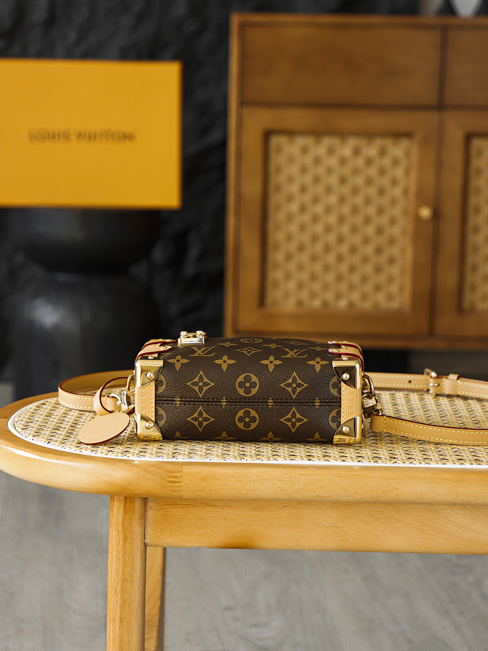 SIDE TRUNK 小號 M46815
晶片碼可査詢 AS私品版👜A-126

當經典硬箱「變得柔軟」，Side Trunk手袋融入硬箱元素，將硬箱輪廓化作柔軟日常，既承載百年風骨，又不失都會隨性，金屬鎖扣點綴精緻廓形，寫意摩登風格！

五金：厚镀24k全鋼
尺寸：12.5*7.5*19cm