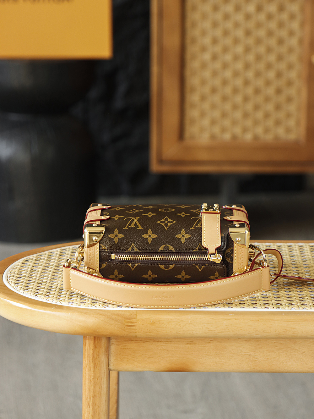 SIDE TRUNK 小號 M46815
晶片碼可査詢 AS私品版👜A-126

當經典硬箱「變得柔軟」，Side Trunk手袋融入硬箱元素，將硬箱輪廓化作柔軟日常，既承載百年風骨，又不失都會隨性，金屬鎖扣點綴精緻廓形，寫意摩登風格！

五金：厚镀24k全鋼
尺寸：12.5*7.5*19cm