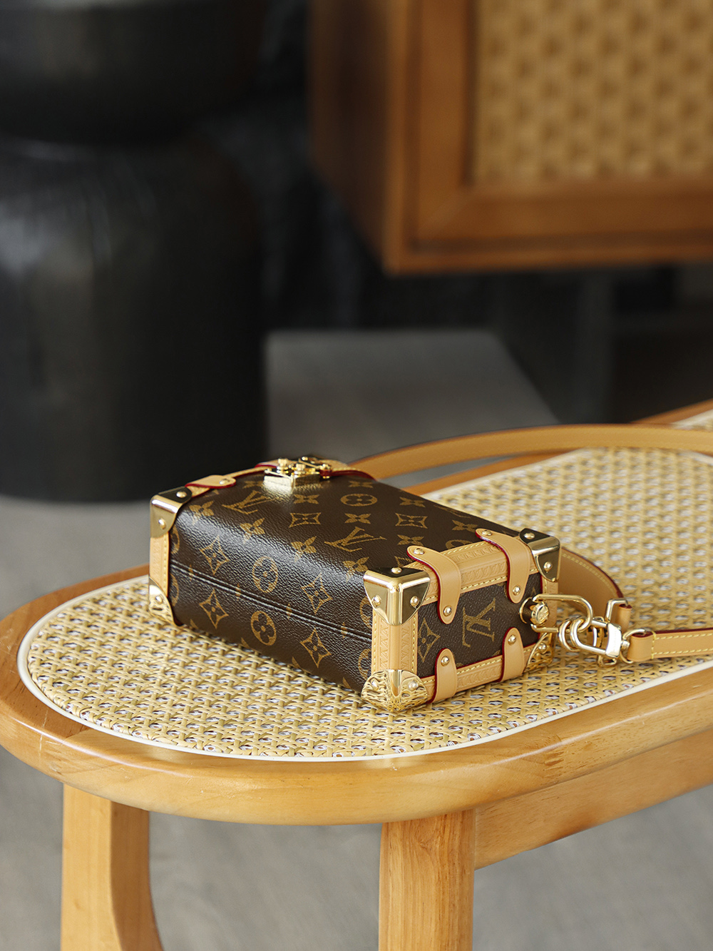 SIDE TRUNK 小號 M46815
晶片碼可査詢 AS私品版👜A-126

當經典硬箱「變得柔軟」，Side Trunk手袋融入硬箱元素，將硬箱輪廓化作柔軟日常，既承載百年風骨，又不失都會隨性，金屬鎖扣點綴精緻廓形，寫意摩登風格！

五金：厚镀24k全鋼
尺寸：12.5*7.5*19cm