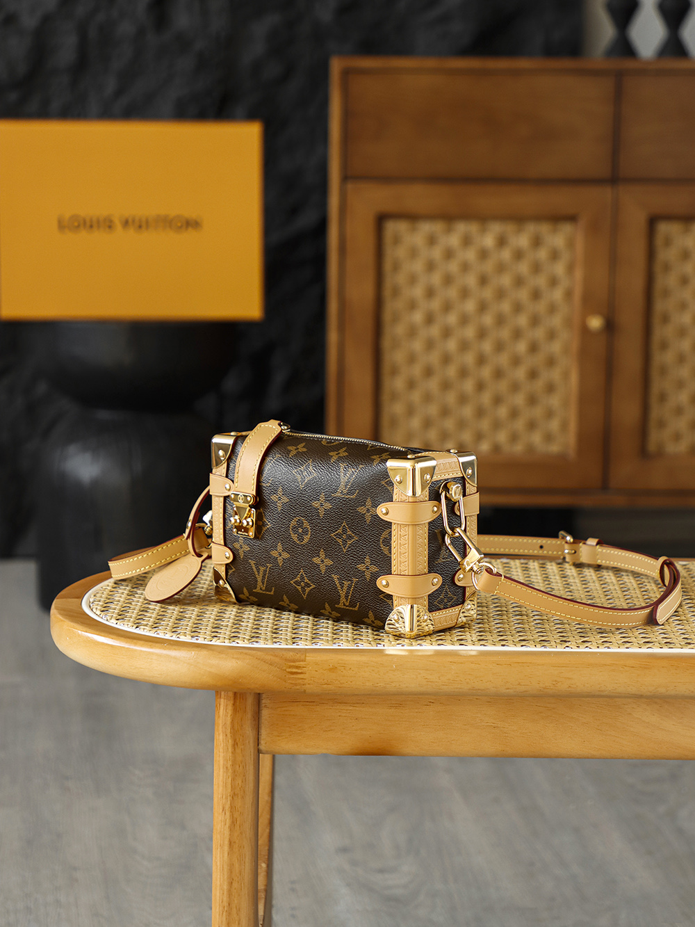 SIDE TRUNK 小號 M46815
晶片碼可査詢 AS私品版👜A-126

當經典硬箱「變得柔軟」，Side Trunk手袋融入硬箱元素，將硬箱輪廓化作柔軟日常，既承載百年風骨，又不失都會隨性，金屬鎖扣點綴精緻廓形，寫意摩登風格！

五金：厚镀24k全鋼
尺寸：12.5*7.5*19cm