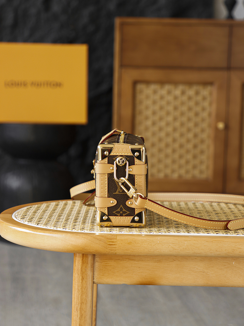 SIDE TRUNK 小號 M46815
晶片碼可査詢 AS私品版👜A-126

當經典硬箱「變得柔軟」，Side Trunk手袋融入硬箱元素，將硬箱輪廓化作柔軟日常，既承載百年風骨，又不失都會隨性，金屬鎖扣點綴精緻廓形，寫意摩登風格！

五金：厚镀24k全鋼
尺寸：12.5*7.5*19cm