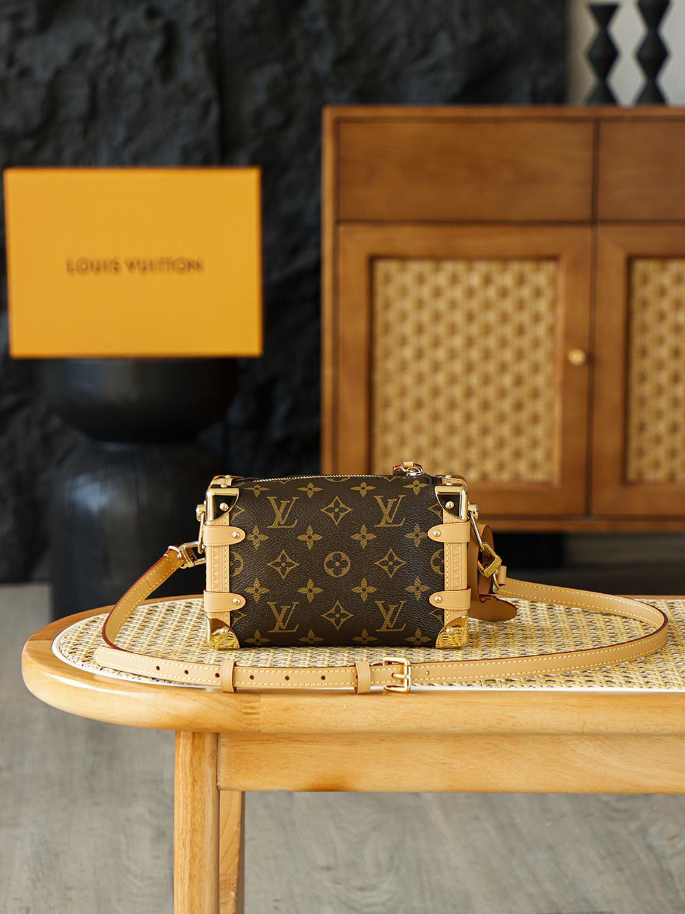 SIDE TRUNK 小號 M46815
晶片碼可査詢 AS私品版👜A-126

當經典硬箱「變得柔軟」，Side Trunk手袋融入硬箱元素，將硬箱輪廓化作柔軟日常，既承載百年風骨，又不失都會隨性，金屬鎖扣點綴精緻廓形，寫意摩登風格！

五金：厚镀24k全鋼
尺寸：12.5*7.5*19cm