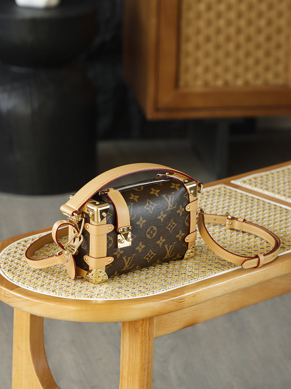 SIDE TRUNK 小號 M46815
晶片碼可査詢 AS私品版👜A-126

當經典硬箱「變得柔軟」，Side Trunk手袋融入硬箱元素，將硬箱輪廓化作柔軟日常，既承載百年風骨，又不失都會隨性，金屬鎖扣點綴精緻廓形，寫意摩登風格！

五金：厚镀24k全鋼
尺寸：12.5*7.5*19cm