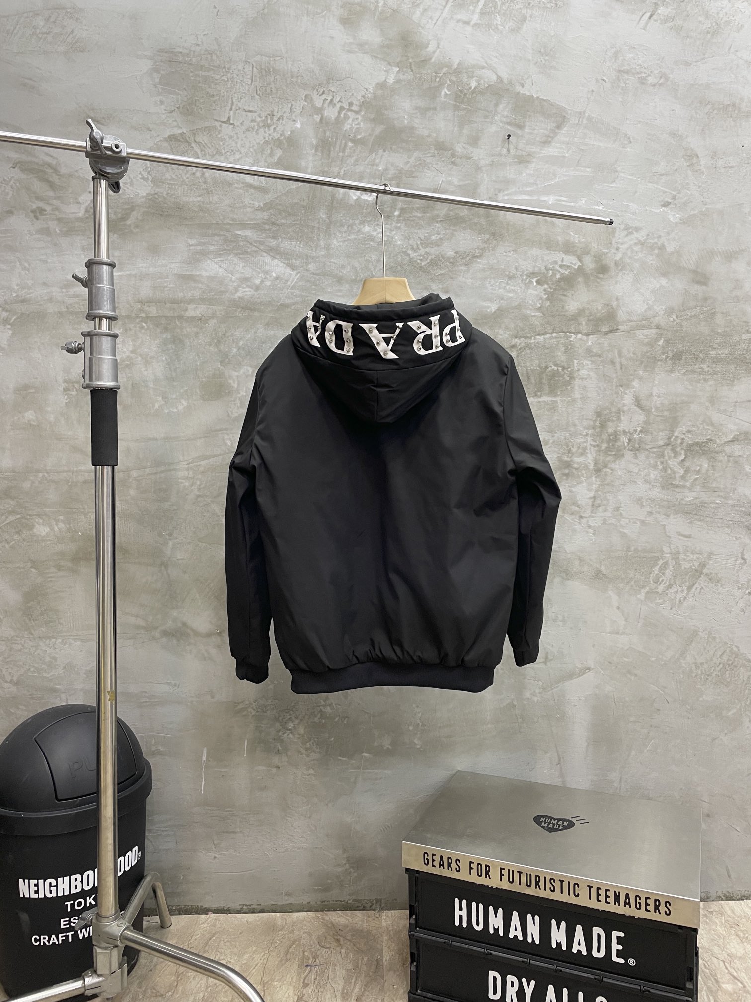 PRADA Winter Collection: Oversize Hoodie with Elliptical Emblem & High-End Coats - 图片 2