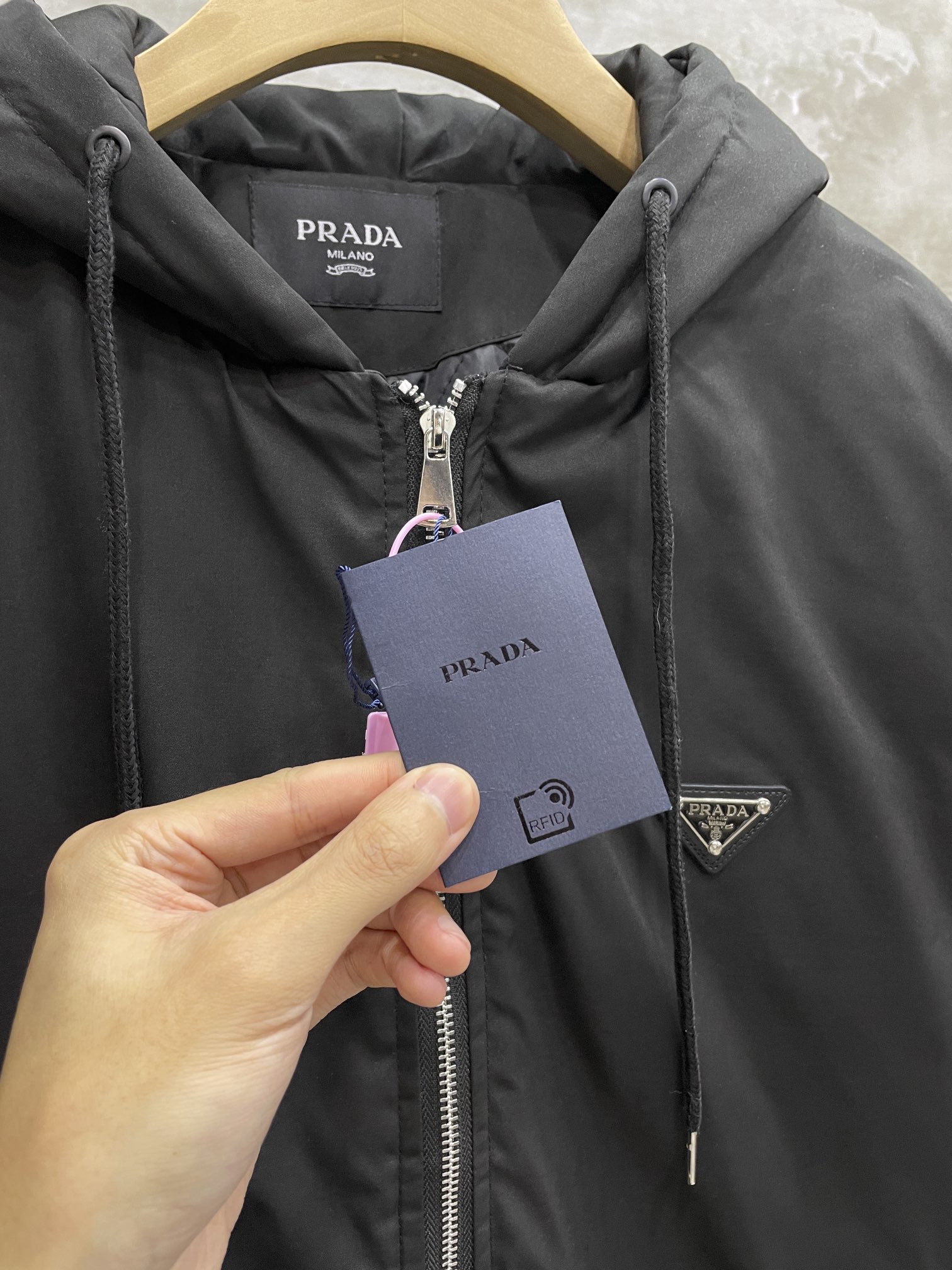 PRADA Winter Collection: Oversize Hoodie with Elliptical Emblem & High-End Coats - 图片 5