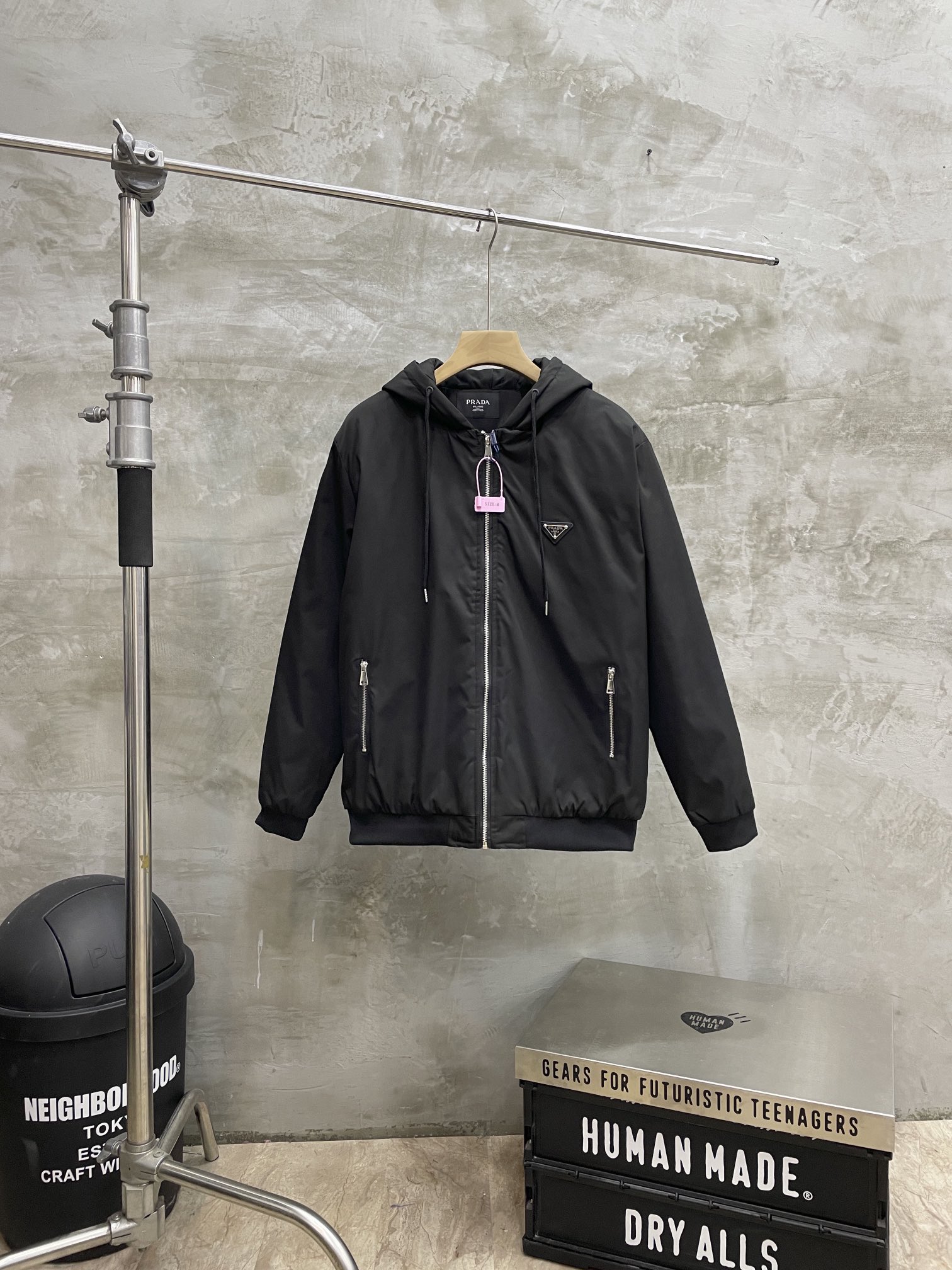 PRADA Winter Collection: Oversize Hoodie with Elliptical Emblem & High-End Coats - 图片 1