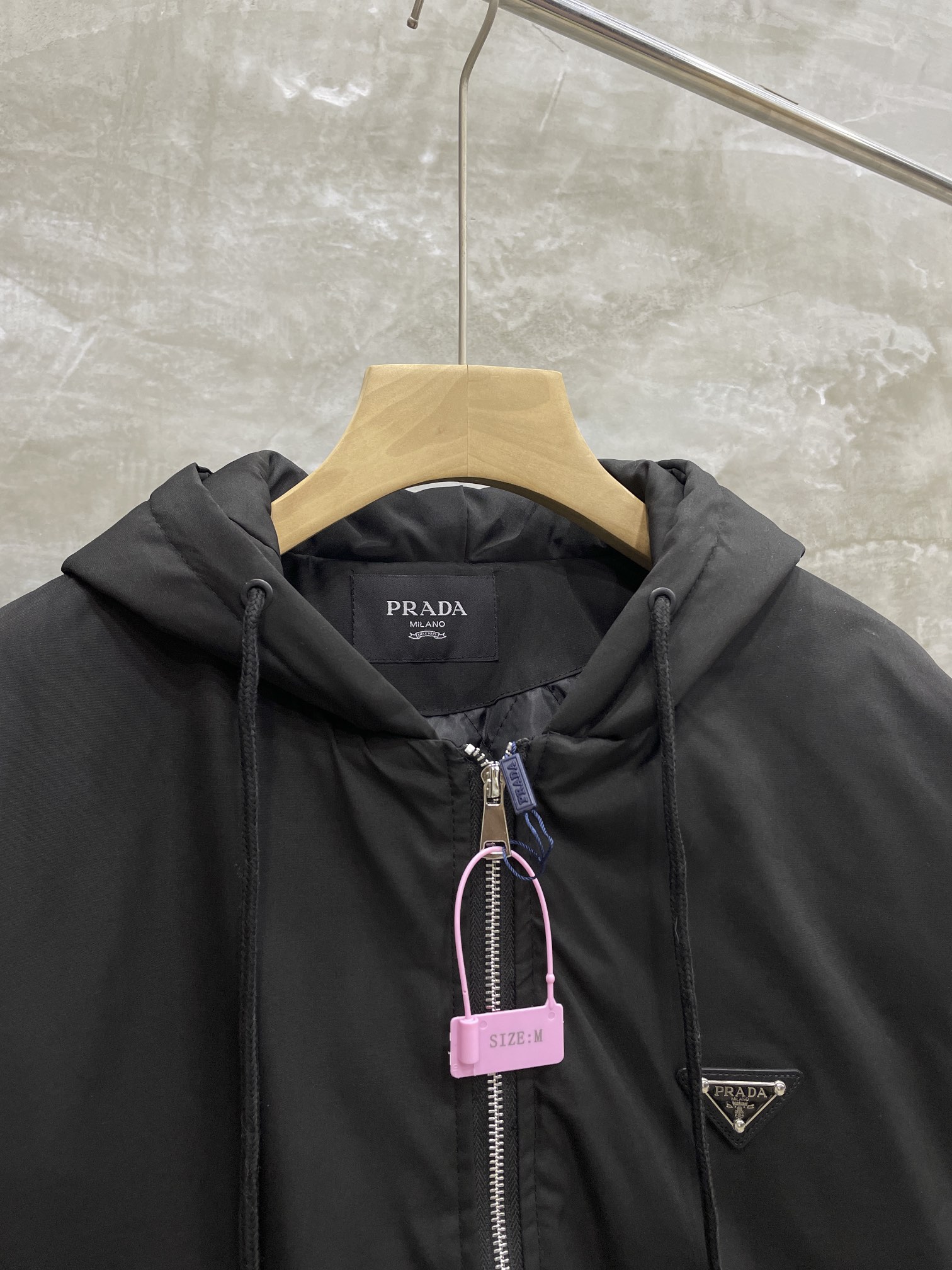 PRADA Winter Collection: Oversize Hoodie with Elliptical Emblem & High-End Coats - 图片 4