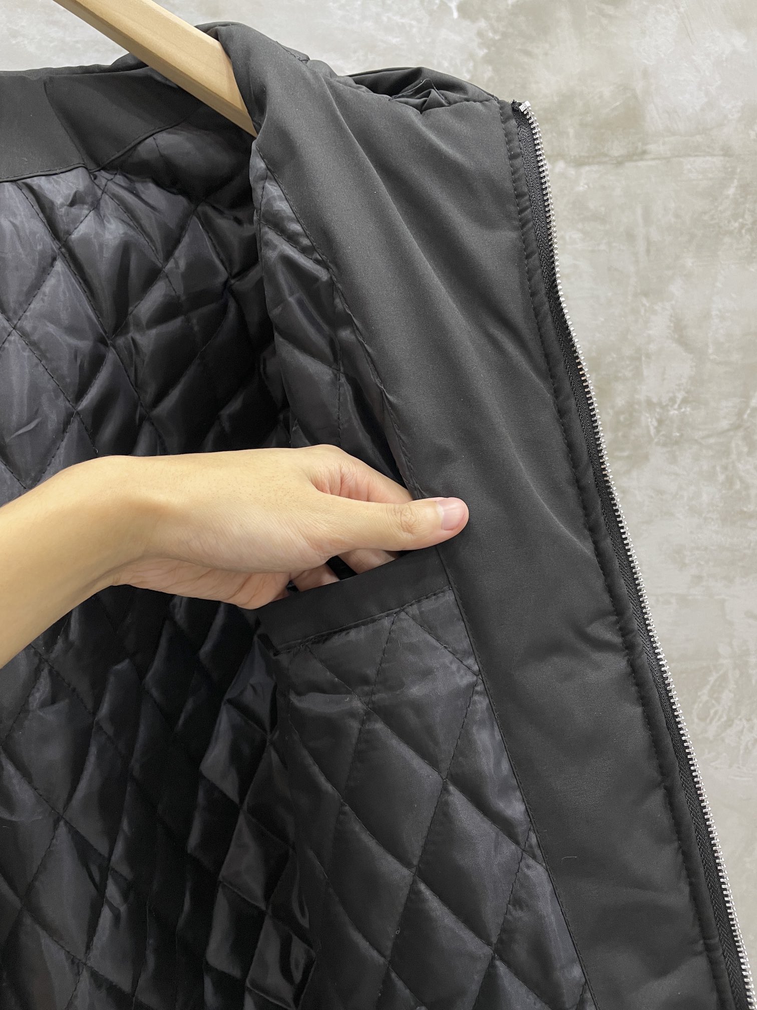 PRADA Winter Collection: Oversize Hoodie with Elliptical Emblem & High-End Coats - 图片 9