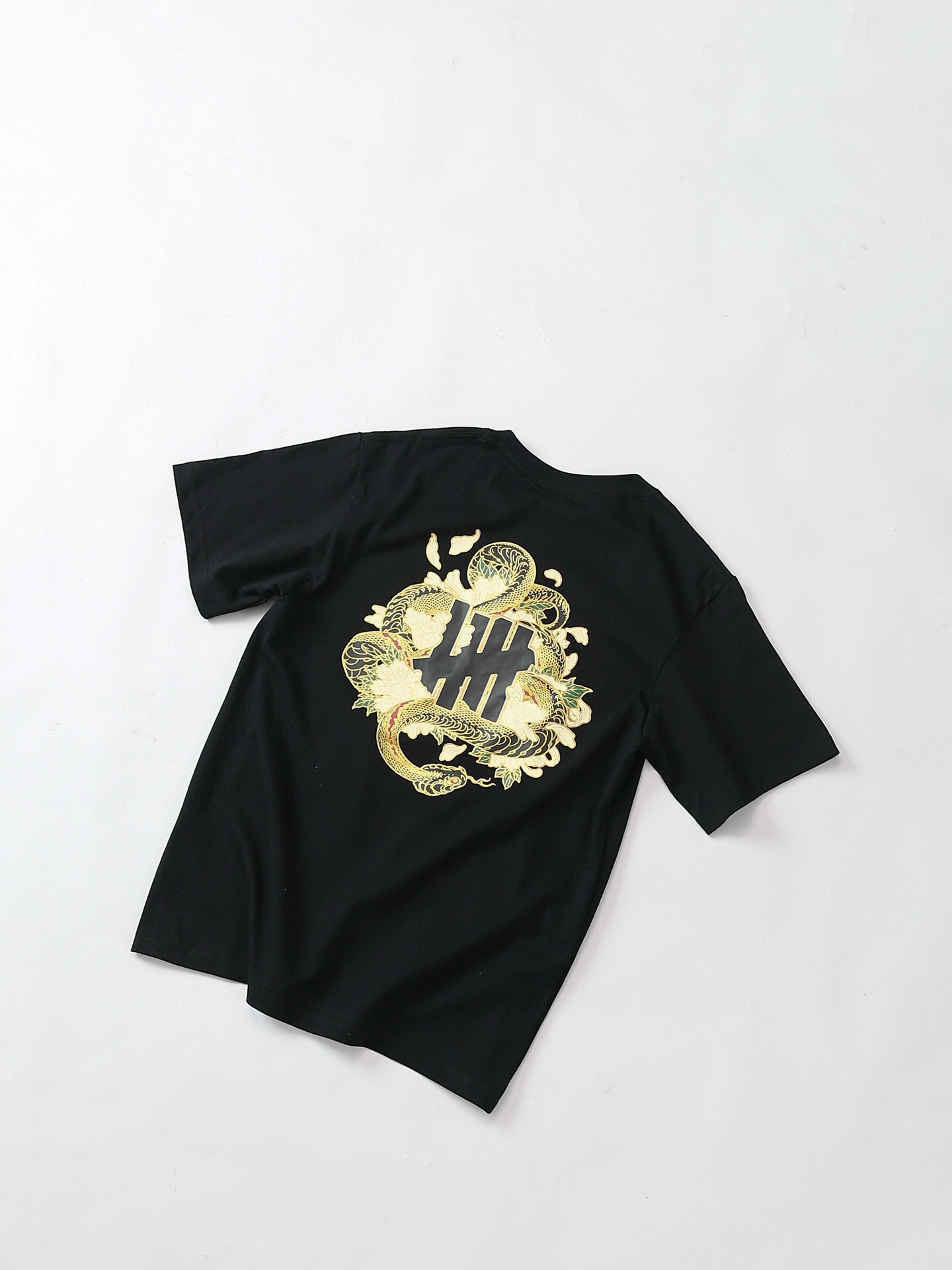 💰65
UNDEFEATED五条杠经典落肩宽松短袖
260g全棉双纱面料定染同色螺纹  胸前数码直喷印花 前后胸立体裁剪 双层面料缝合  定做水洗辅料 成衣水洗工艺 版型宽松 

细节:二维码扫码可以直接跳转官网页面！！！
尺码：S-XL
S胸围50衣长68肩宽49袖长23
M胸围52衣长70肩宽51袖长24
L胸围56衣长72肩宽54袖长25
XL胸围58衣长74肩宽57袖长26