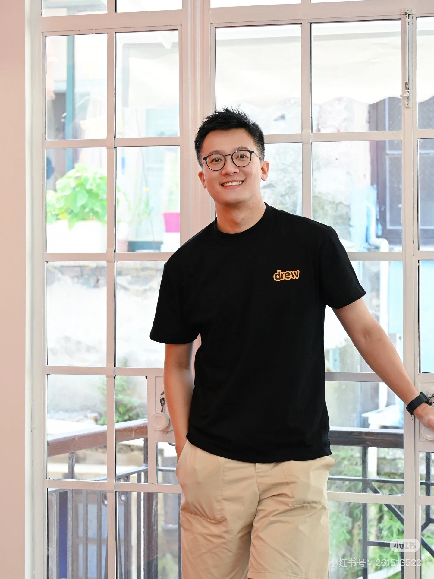 上新💰65 款号: D80#
Drew House 闪电字母杨洋同款2色重磅纯棉短袖 情侣款（附赠原版硅胶钥匙扣）

爆款来袭重磅高克重区别市场通货高级定织定染yuan版巴黎棉纹理清晰偏厚实上手体验满满质感后领织带包边延伸到肩部加固注意细节井口与肩膀处的衔接处打了倒针更加无缝衔接印花方面绝对是分辨高低版本最重要的因素必须五层胶浆第一遍必须为进口打底浆填平布料上极为细小的线洞再由高温床烤干再刷颜色很多低版本直接忽略基本底浆这样就会导致毛边参差不齐我们采用油墨固热平网印花一共刷五层每一层间隔为时间为30分钟才能保证出来的成品保持原版的质感ZP八件套配置齐全drew笑脸纽扣+姜黄色主唛+满印drew大卡+笑脸圆卡+drew胶牌钥匙扣+防伪唛+洗水唛+新款包装袋任意对比市场任何的货绝对是最高版本 绝对是诚意满满的一款精品‼️
Color:黑色/白色

尺码详情
S衣长72胸围54肩宽53袖长22
M衣长74胸围56肩宽55袖长23
L衣长76胸围58肩宽57袖长24
XL衣长78胸围60肩宽59袖长24