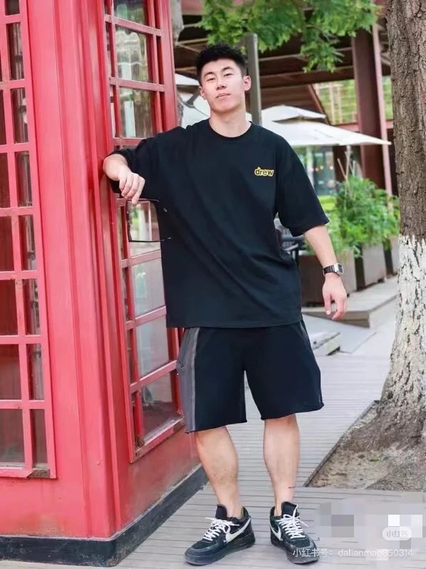 上新💰65 款号: D80#
Drew House 闪电字母杨洋同款2色重磅纯棉短袖 情侣款(附赠原版硅胶钥匙扣)
爆款来袭重磅高克重区别市场通货高级定织定染yuan版巴黎棉纹理清晰偏厚实上手体验满满质感后领织带包边延伸到肩部加固注意细节井口与肩膀处的衔接处打了倒针更加无缝衔接印花方面绝对是分辨高低版本最重要的因素必须五层胶浆第一遍必须为进口打底浆填平布料上极为细小的线洞再由高温床烤干再刷颜色很多低版本直接忽略基本底浆这样就会导致毛边参差不齐我们采用油墨固热平网印花一共刷五层每一层间隔为时间为30分钟才能保证出来的成品保持原版的质感ZP八件套配置齐全drew笑脸纽扣+姜黄色主唛+满印drew大卡+笑脸圆卡+drew胶牌钥匙扣+防伪唛+洗水唛+新款包装袋任意对比市场任何的货绝对是最高版本 绝对是诚意满满的一款精品‼️
Color:黑色/白色
尺码详情
S衣长72胸围54肩宽53袖长22
M衣长74胸围56肩宽55袖长23
L衣长76胸围58肩宽57袖长24
XL衣长78胸围60肩宽59袖长24