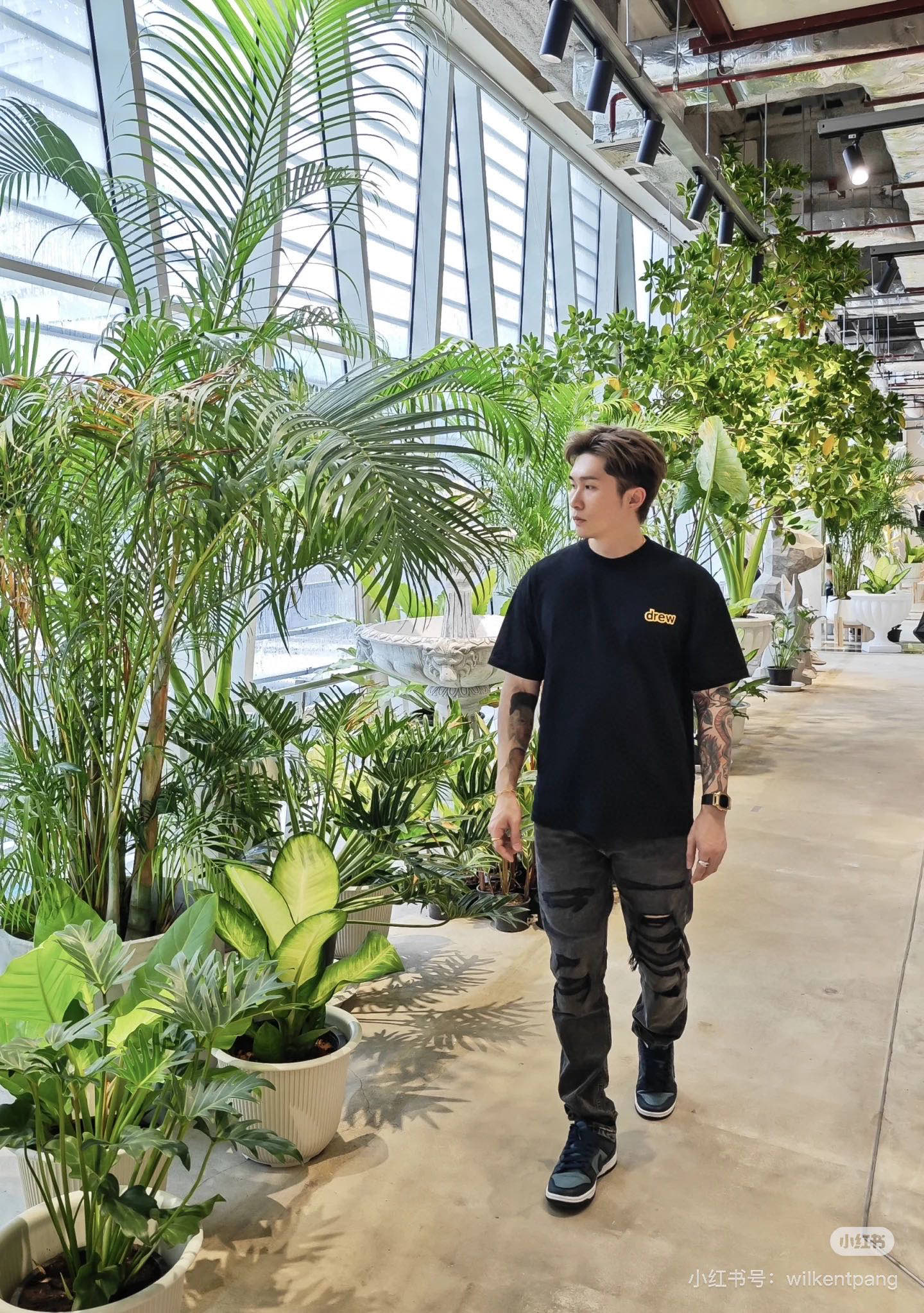 上新💰65 款号: D80#
Drew House 闪电字母杨洋同款2色重磅纯棉短袖 情侣款(附赠原版硅胶钥匙扣)
爆款来袭重磅高克重区别市场通货高级定织定染yuan版巴黎棉纹理清晰偏厚实上手体验满满质感后领织带包边延伸到肩部加固注意细节井口与肩膀处的衔接处打了倒针更加无缝衔接印花方面绝对是分辨高低版本最重要的因素必须五层胶浆第一遍必须为进口打底浆填平布料上极为细小的线洞再由高温床烤干再刷颜色很多低版本直接忽略基本底浆这样就会导致毛边参差不齐我们采用油墨固热平网印花一共刷五层每一层间隔为时间为30分钟才能保证出来的成品保持原版的质感ZP八件套配置齐全drew笑脸纽扣+姜黄色主唛+满印drew大卡+笑脸圆卡+drew胶牌钥匙扣+防伪唛+洗水唛+新款包装袋任意对比市场任何的货绝对是最高版本 绝对是诚意满满的一款精品‼️
Color:黑色/白色
尺码详情
S衣长72胸围54肩宽53袖长22
M衣长74胸围56肩宽55袖长23
L衣长76胸围58肩宽57袖长24
XL衣长78胸围60肩宽59袖长24