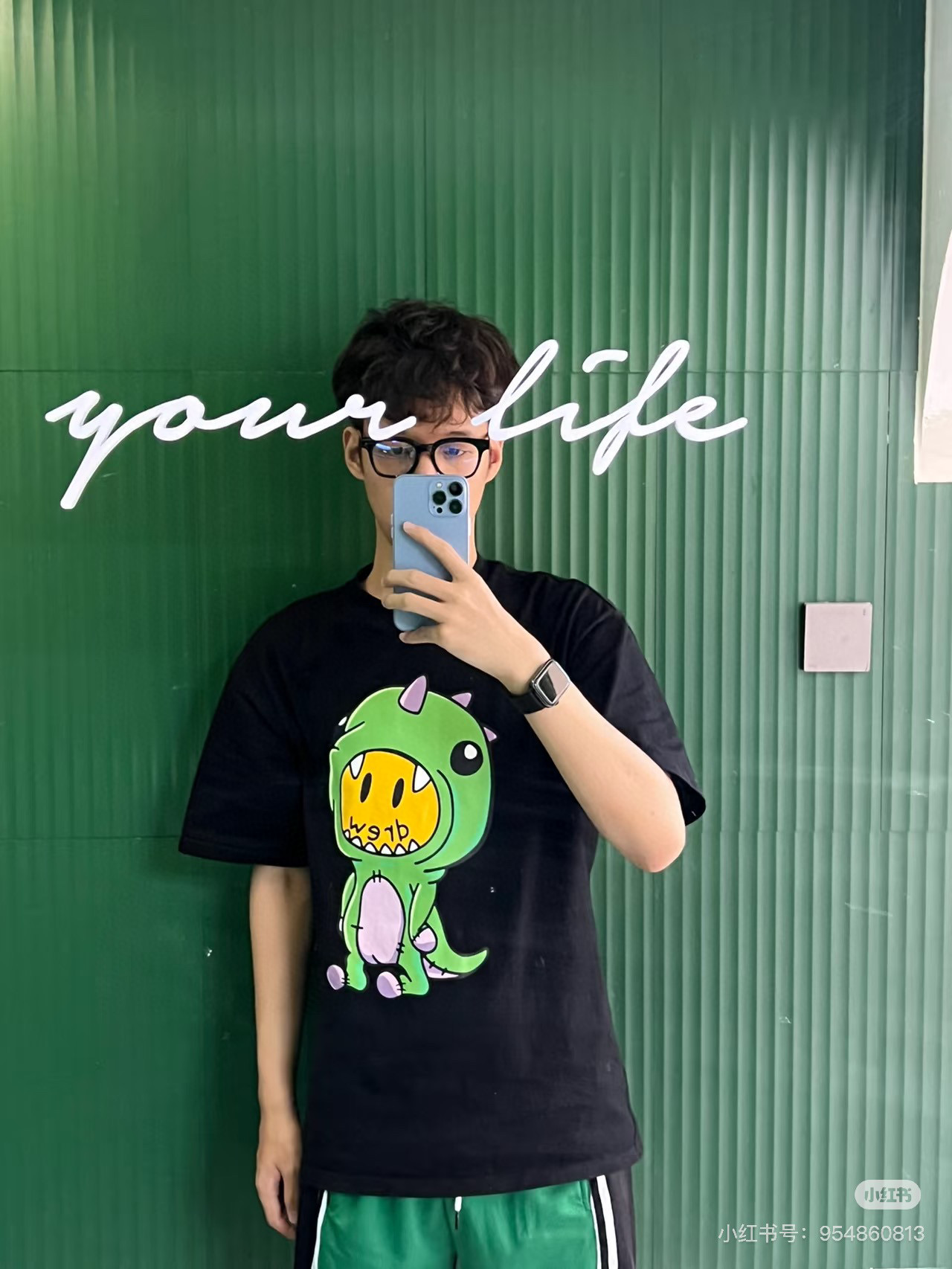 上新💰65 款号: D81#
官网25年最新版本Drew House恐龙卡通短袖 情侣款（附赠原版硅胶钥匙扣）

爆款来袭重磅高克重区别市场通货高级定织定染yuan版巴黎棉纹理清晰偏厚实上手体验满满质感后领织带包边延伸到肩部加固注意细节井口与肩膀处的衔接处打了倒针更加无缝衔接印花方面绝对是分辨高低版本最重要的因素必须五层胶浆第一遍必须为进口打底浆填平布料上极为细小的线洞再由高温床烤干再刷颜色很多低版本直接忽略基本底浆这样就会导致毛边参差不齐我们采用油墨固热平网印花一共刷五层每一层间隔为时间为30分钟才能保证出来的成品保持原版的质感ZP八件套配置齐全drew笑脸纽扣+姜黄色主唛+满印drew大卡+笑脸圆卡+drew胶牌钥匙扣+防伪唛+洗水唛+新款包装袋任意对比市场任何的货绝对是最高版本 绝对是诚意满满的一款精品‼️
Color:黑色 白色

尺码详情
S衣长72胸围54肩宽53袖长22
M衣长74胸围56肩宽55袖长23
L衣长76胸围58肩宽57袖长24
XL衣长78胸围60肩宽59袖长24