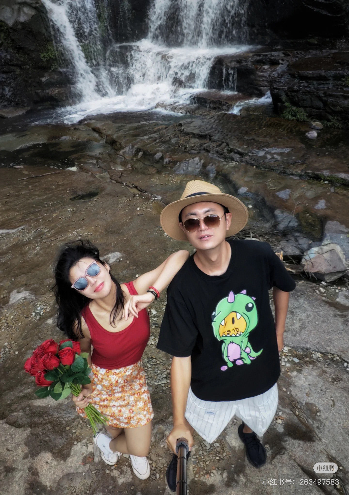 上新💰65 款号: D81#
官网25年最新版本Drew House恐龙卡通短袖 情侣款(附赠原版硅胶钥匙扣)
爆款来袭重磅高克重区别市场通货高级定织定染yuan版巴黎棉纹理清晰偏厚实上手体验满满质感后领织带包边延伸到肩部加固注意细节井口与肩膀处的衔接处打了倒针更加无缝衔接印花方面绝对是分辨高低版本最重要的因素必须五层胶浆第一遍必须为进口打底浆填平布料上极为细小的线洞再由高温床烤干再刷颜色很多低版本直接忽略基本底浆这样就会导致毛边参差不齐我们采用油墨固热平网印花一共刷五层每一层间隔为时间为30分钟才能保证出来的成品保持原版的质感ZP八件套配置齐全drew笑脸纽扣+姜黄色主唛+满印drew大卡+笑脸圆卡+drew胶牌钥匙扣+防伪唛+洗水唛+新款包装袋任意对比市场任何的货绝对是最高版本 绝对是诚意满满的一款精品‼️
Color:黑色 白色
尺码详情
S衣长72胸围54肩宽53袖长22
M衣长74胸围56肩宽55袖长23
L衣长76胸围58肩宽57袖长24
XL衣长78胸围60肩宽59袖长24