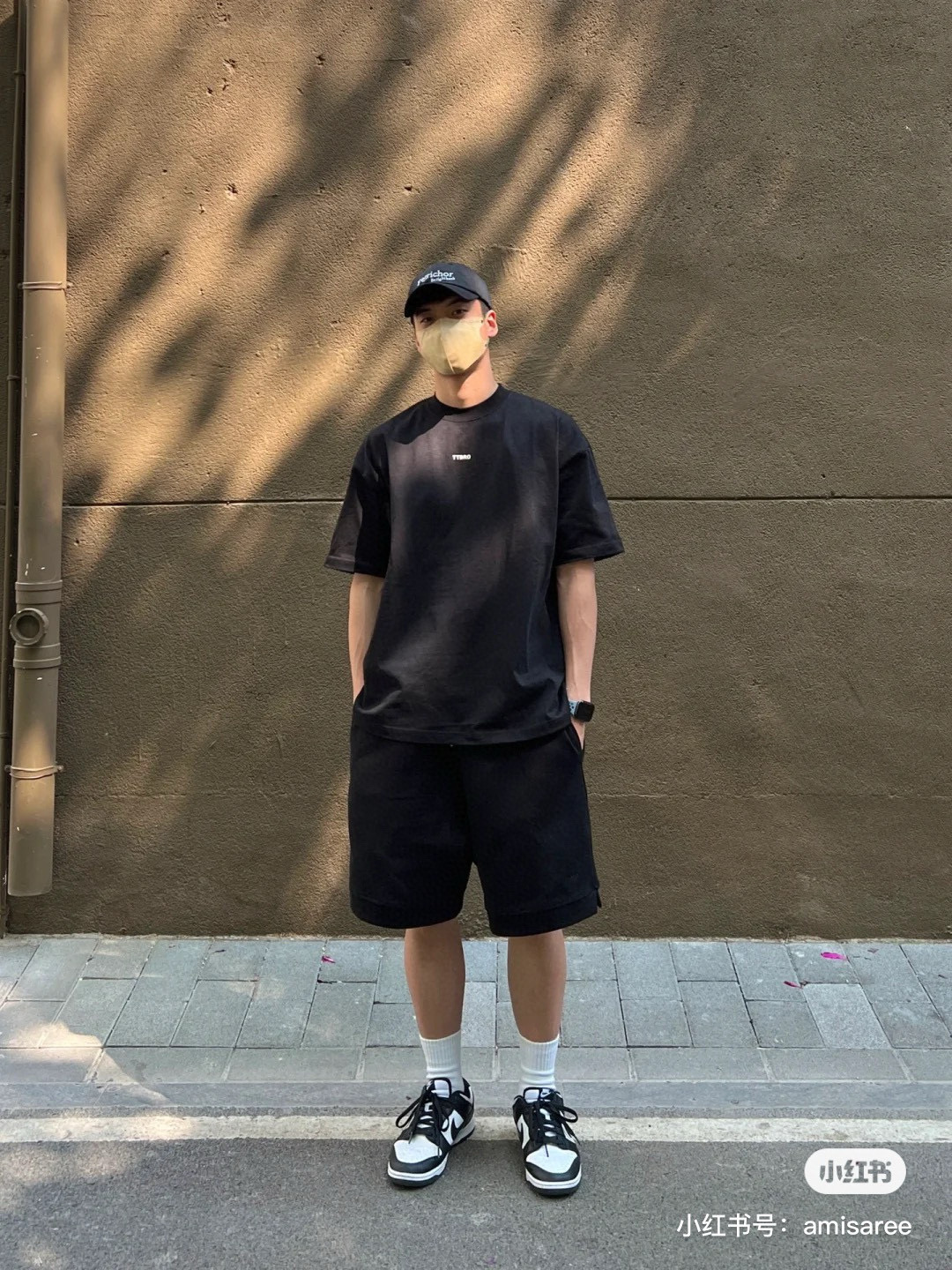 上新💰60 款号: 735#
北欧潮流先锋Acne Studios，以极简的设计经过艺术的沉淀与升华，成为时尚界低调人士的首选，干净又新颖的格调是冷淡风的典型代表。

Acne经典常青系列，2025新款基础立体胶印小logo短袖T恤，简约百搭的纯色，宽松休闲的版型，领口处拼接的螺纹和扎实的棉料，符合一贯的定位：易穿的，实用的，简单的，中性的；所有的聚焦点在于胸口胶印的品牌小字母上，与衣服形成黑白铺垫的对比，虽然弱化的只可近观，可辨识度一点也没有拉下，干干净净的模样可以兼容于任何风格，单穿或是内搭都能被轻松驾驭，如此低调的时髦，定是acne的拥趸所追求的方向。260克水洗全棉，正品级！

尺码：S-XL
S胸围50衣长68肩宽49袖长23
M胸围52衣长70肩宽51袖长24
L胸围56衣长72肩宽54袖长25
XL胸围58衣长74肩宽57袖长26