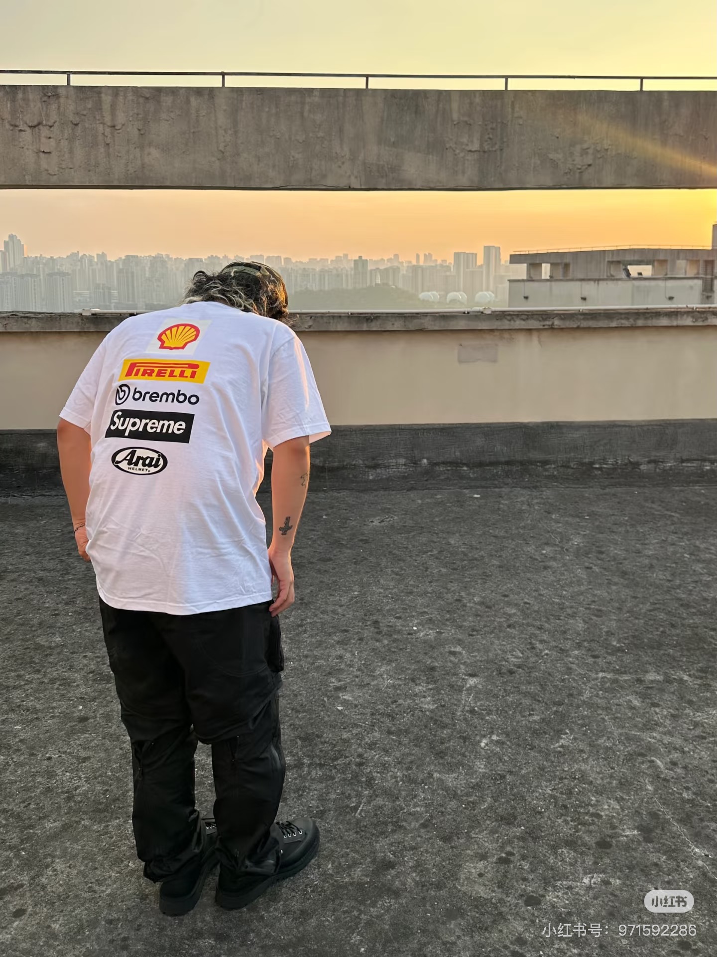 上新💰70 款号: 750#Supreme 25ss DUCATI 杜卡迪联名 短袖T恤男女同款

SUP印花采用比利时进口热固油墨印花（区别常规热转印），又称塑胶油墨，或不干胶油墨，其所含成份:主要以聚氯乙稀(PVC)和邻苯二甲酸酯类组成，把聚氯乙稀和邻苯二甲酸酯、固色剂、稳定剂、增稠剂混合组成热固油墨，并非市面宣传的数码直喷，热固油墨的印花质感是数码直喷无法达到的，领标带水印防伪效果，真实防伪图层，概率过验版本，拼原包装图大概率过
颜色: 黑色/白色
尺码：S-XL
S胸围50衣长68肩宽49袖长23
M胸围52衣长70肩宽51袖长24
L胸围56衣长72肩宽54袖长25
XL胸围58衣长74肩宽57袖长26