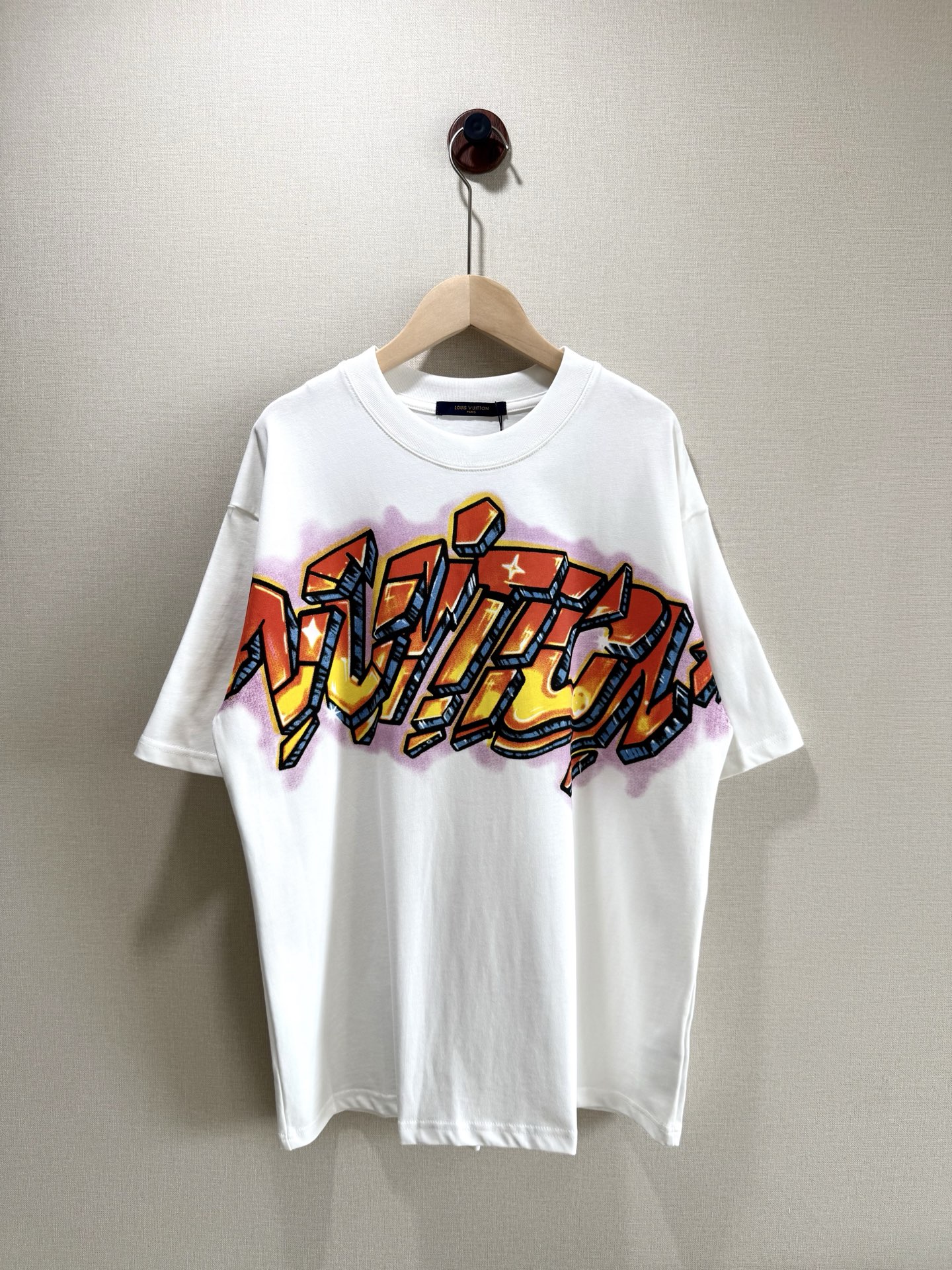 P70 modelo TM1054 LV Louis Vuitton camiseta de cuello redondo con estampado de letras de fuego, tela: algodón puro de 2…